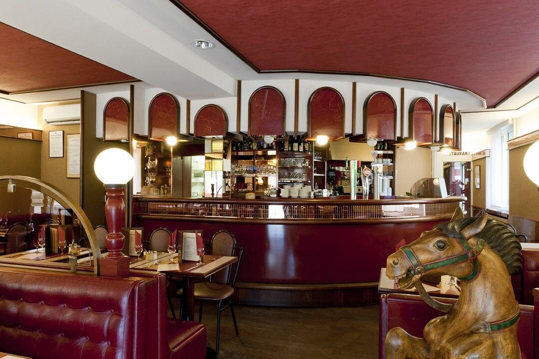 Bar/Salón Hôtel restaurant Le Cheval Rouge