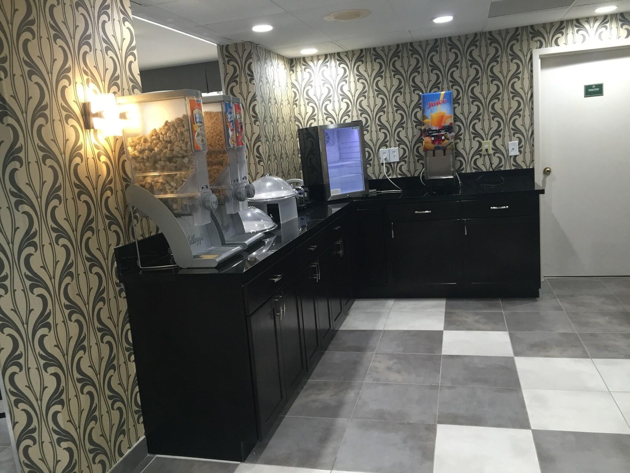 Restaurant Howard Johnson by Wyndham Greensboro Near the Coliseum