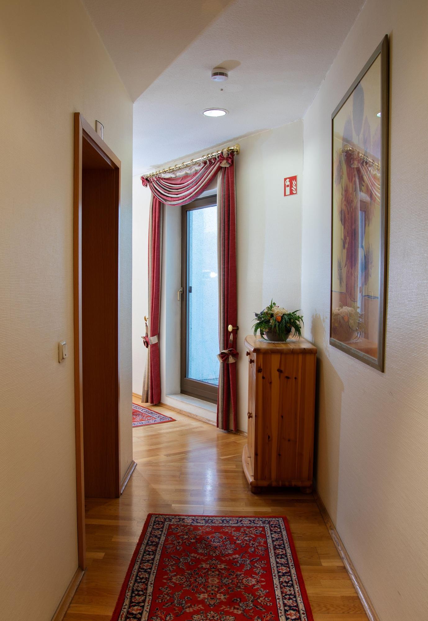 Varios Lothringer Hof