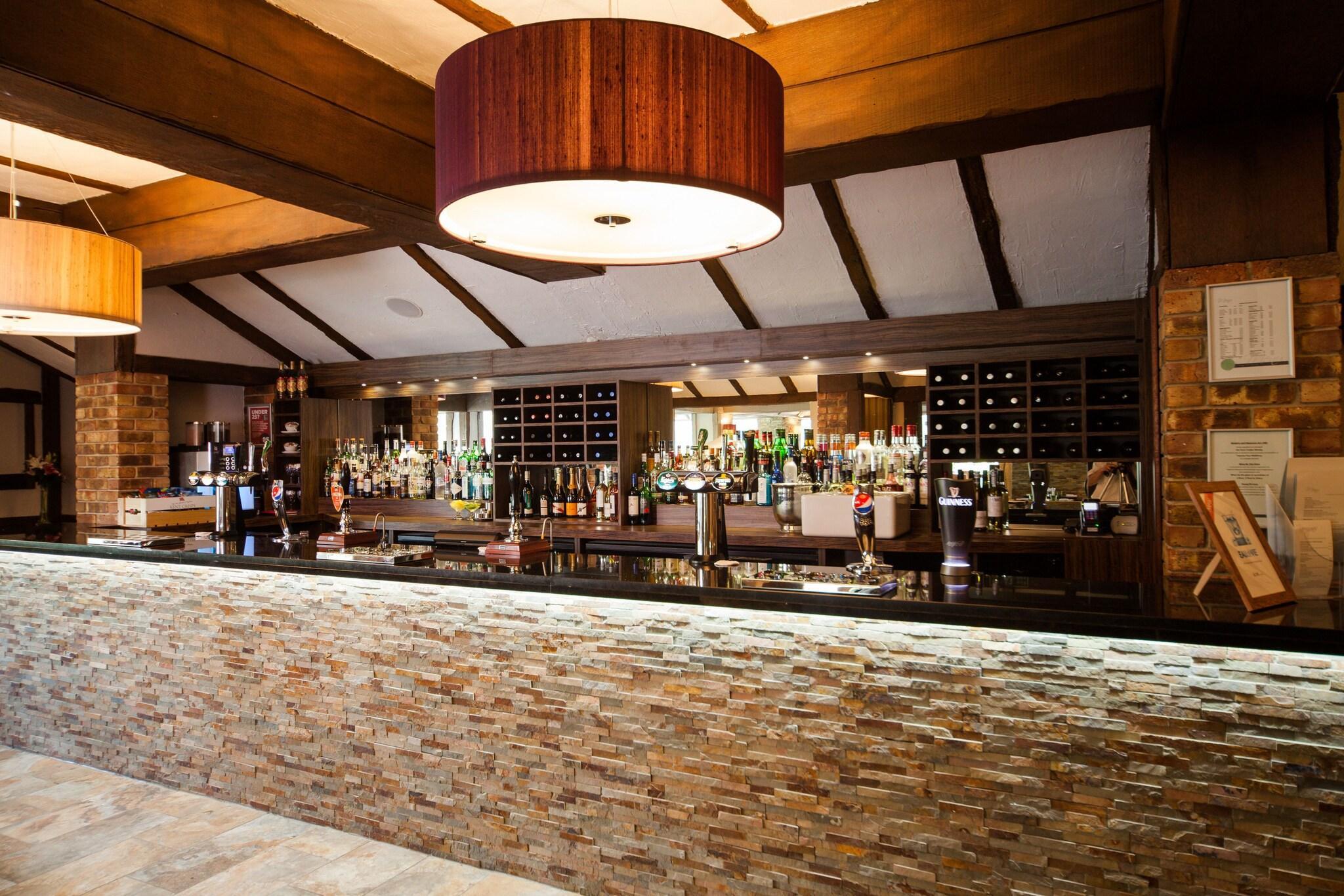 Bar/Salón Legacy Rose and Crown Hotel