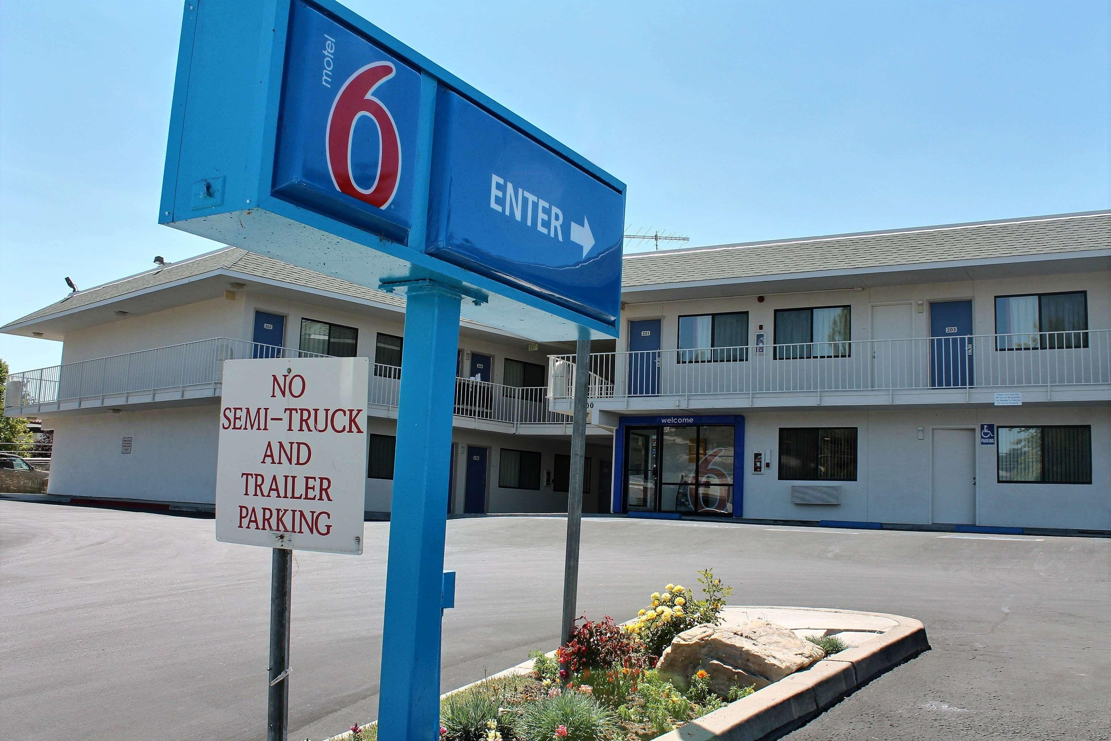 Varios Motel 6 Atascadero, CA