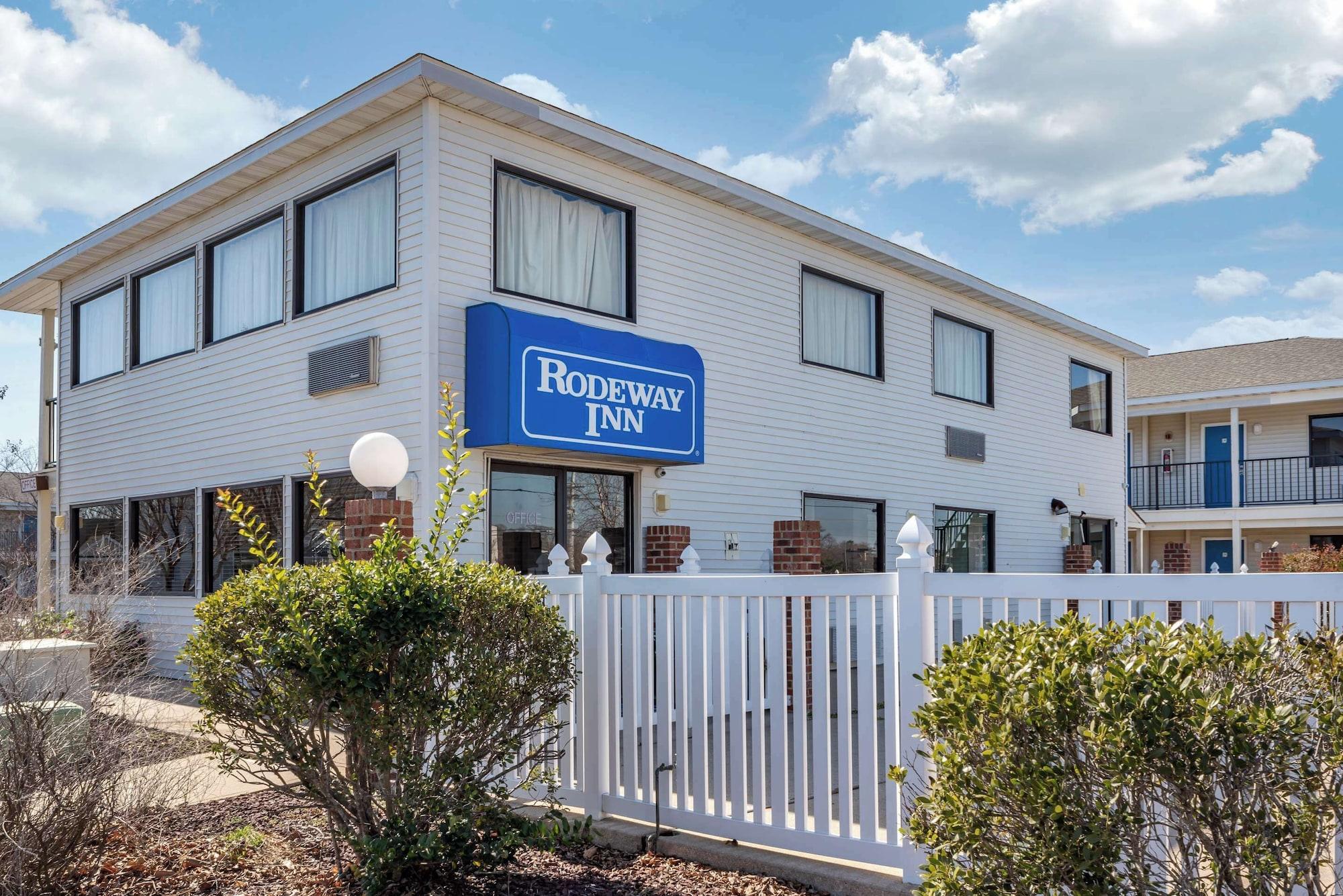 Varios Rodeway Inn And Suites
