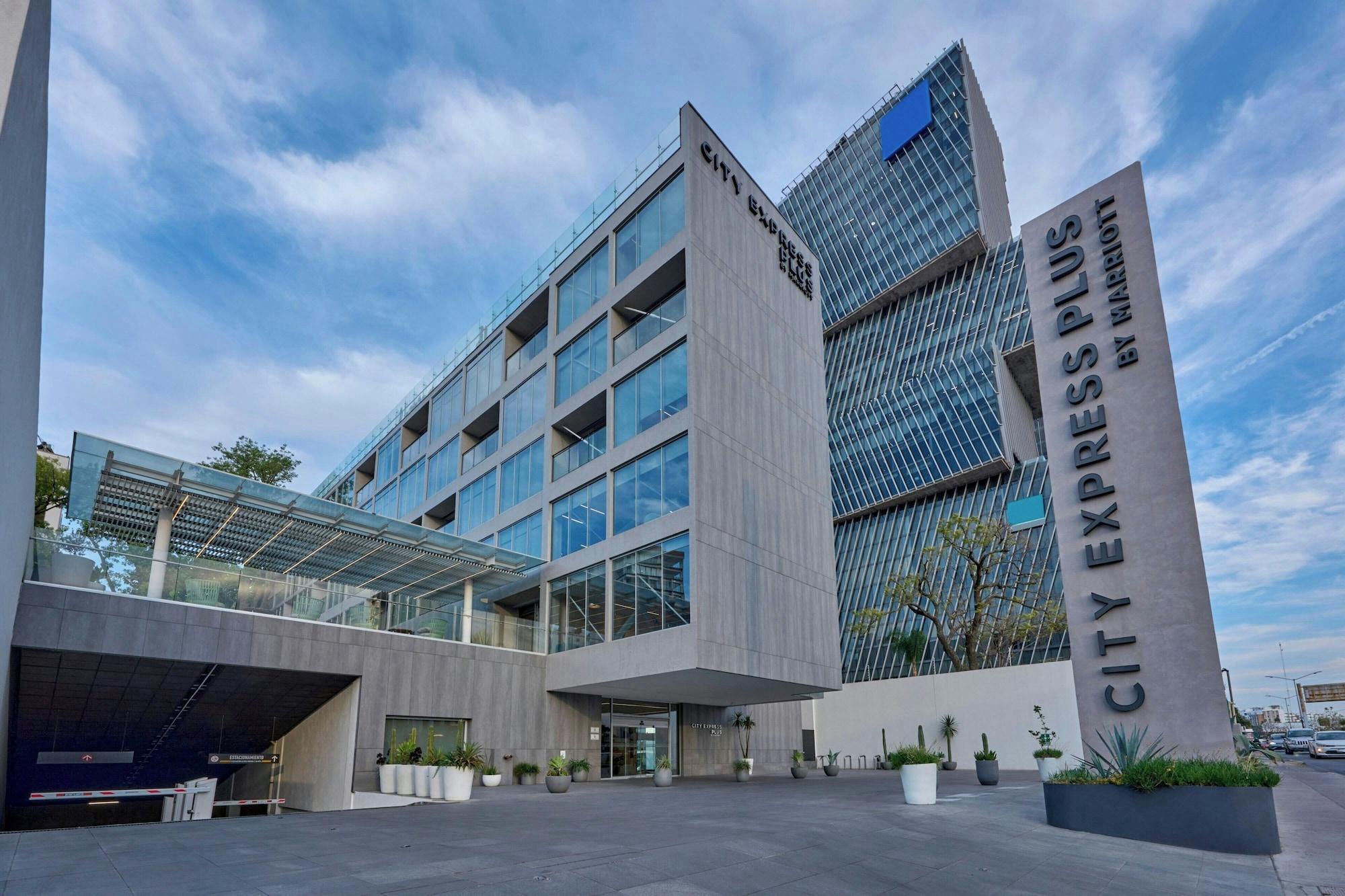 Vista Exterior City Express Plus by Marriott Guadalajara Providencia