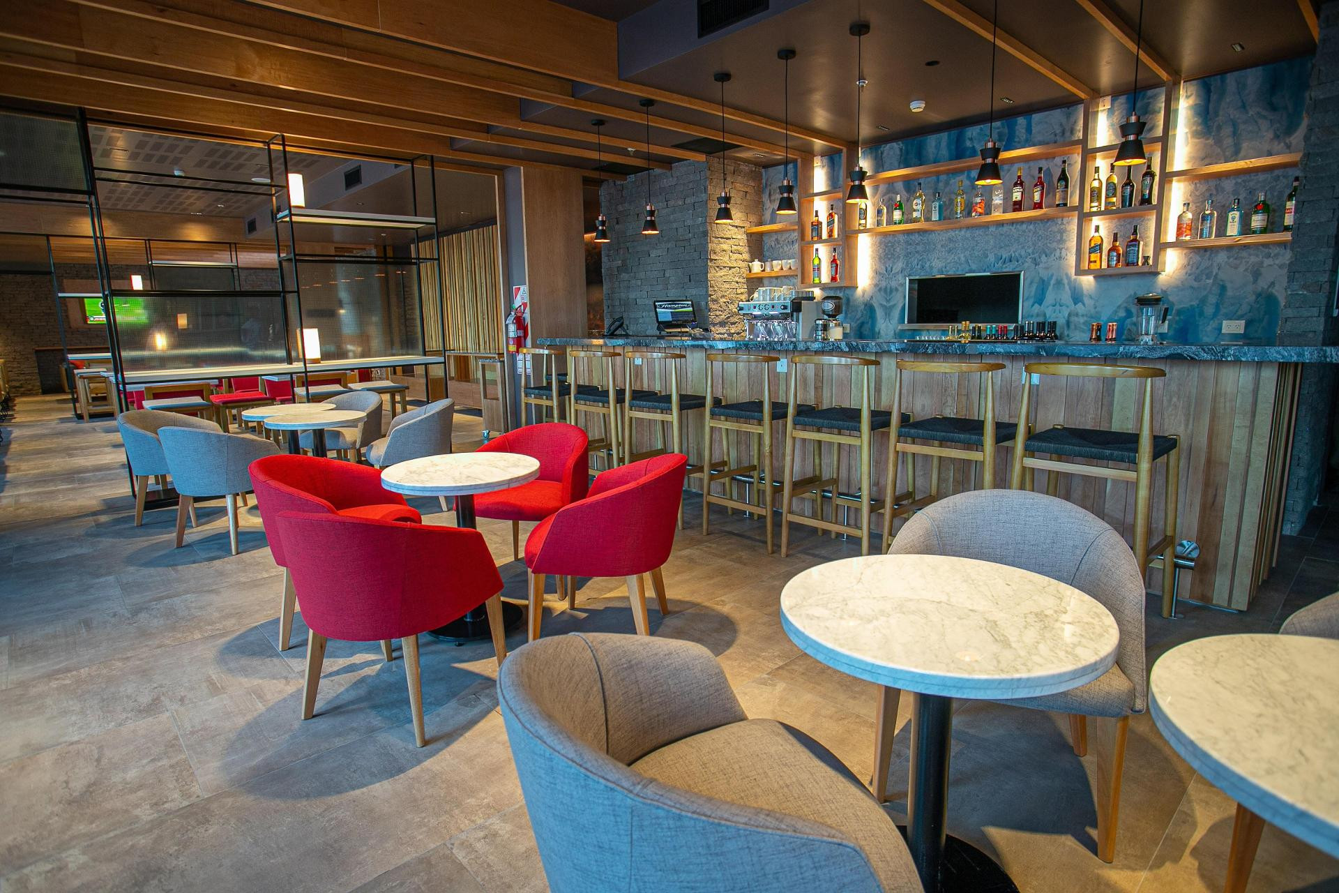 Bar/Salón Hampton by Hilton Bariloche