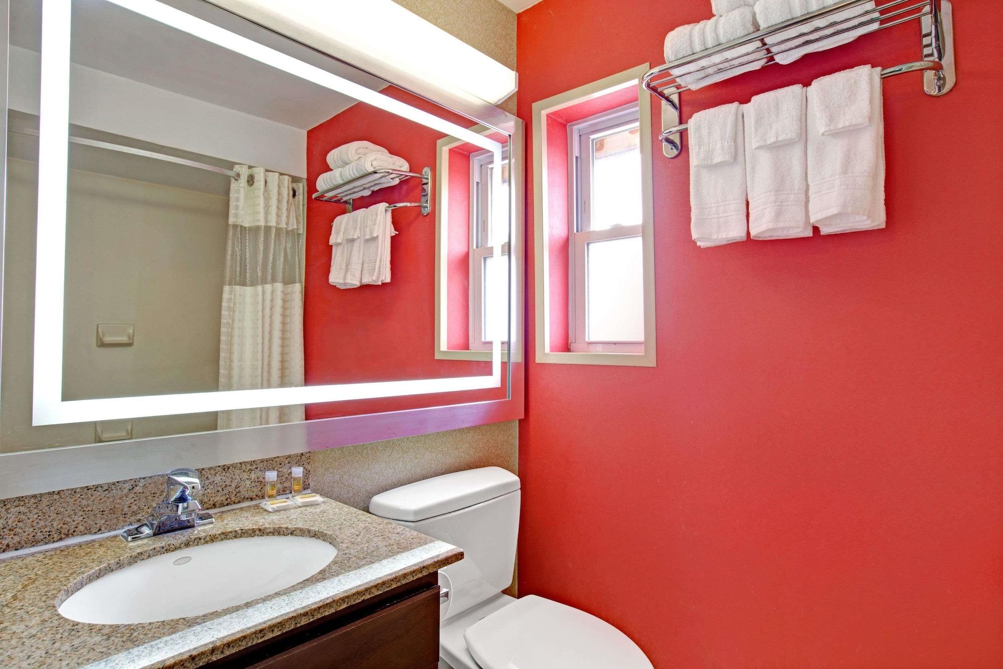 Equipamiento de Habitación Days Inn by Wyndham Ridgefield NJ