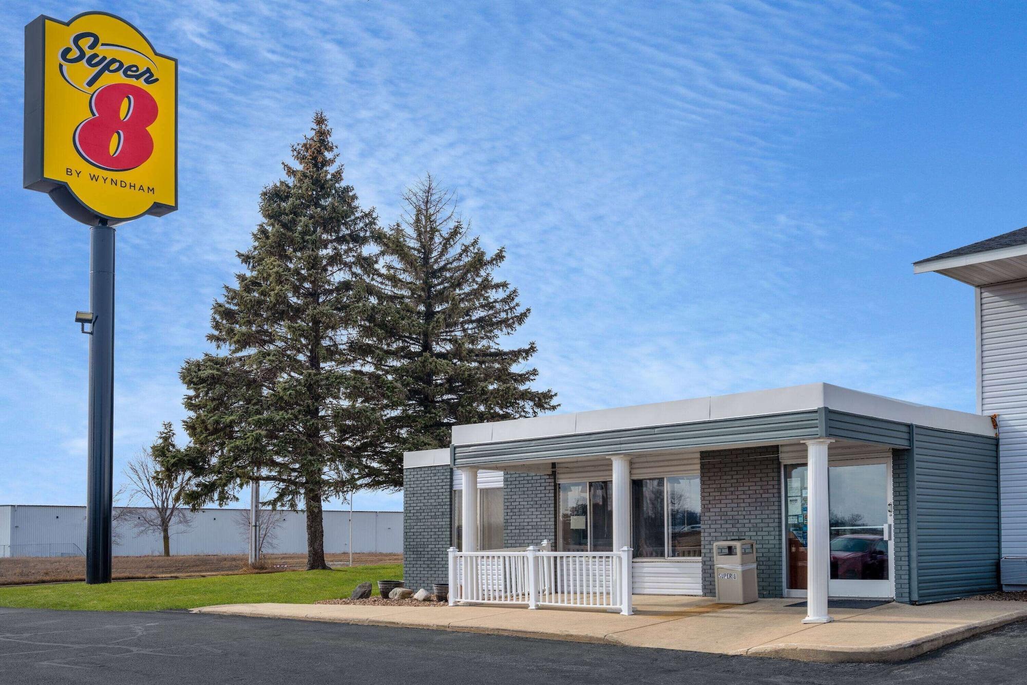 Vista Exterior Super 8 by Wyndham Owatonna