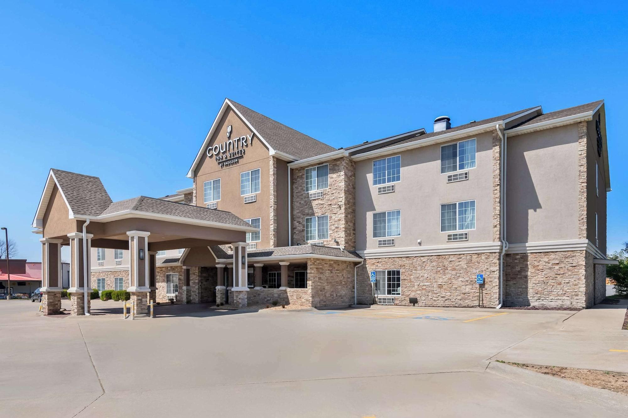 Vista Exterior Country Inn & Suites by Radisson, Topeka West, KS