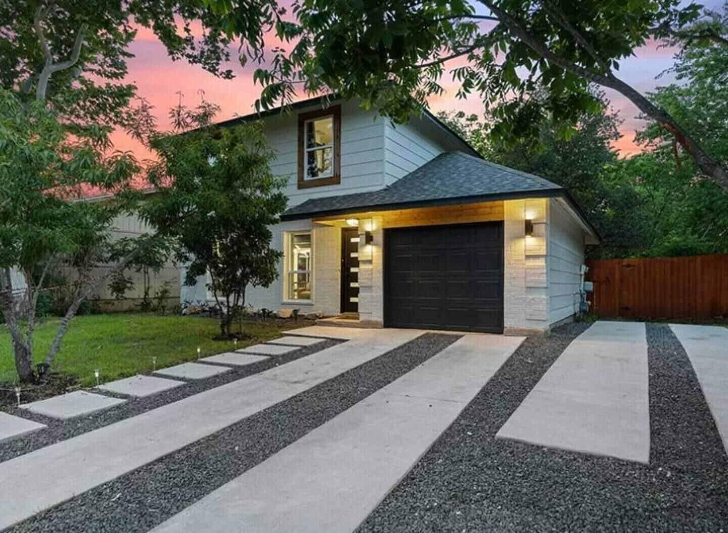 Varios Bedroom in Home 7 Miles from Downtown