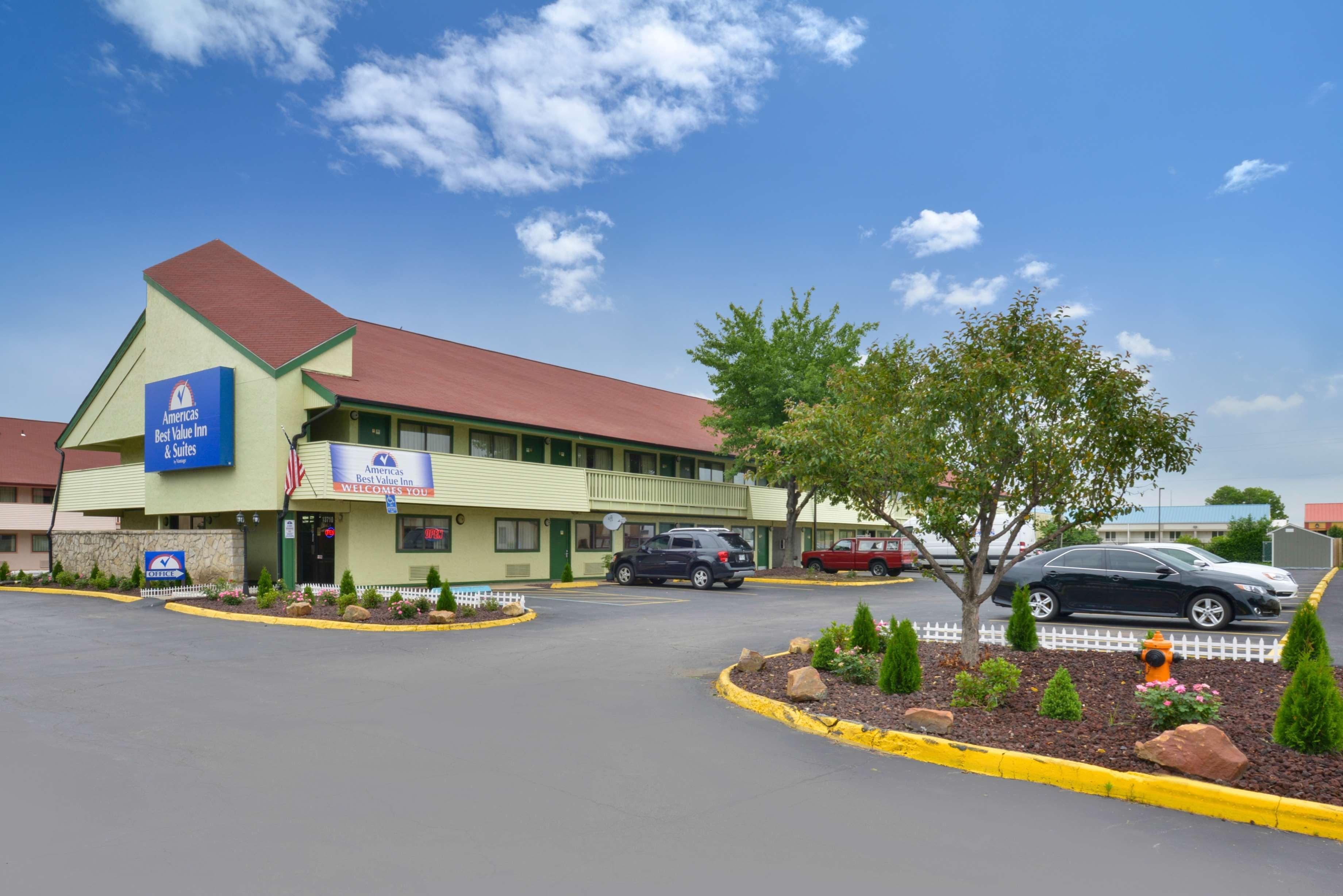 Vista Exterior Americas Best Value Inn Kansas City E Independence