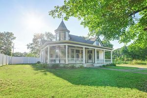 Alquiler Vacacional - 9 Mi to Kentucky Lake: Spacious Victorian Home!