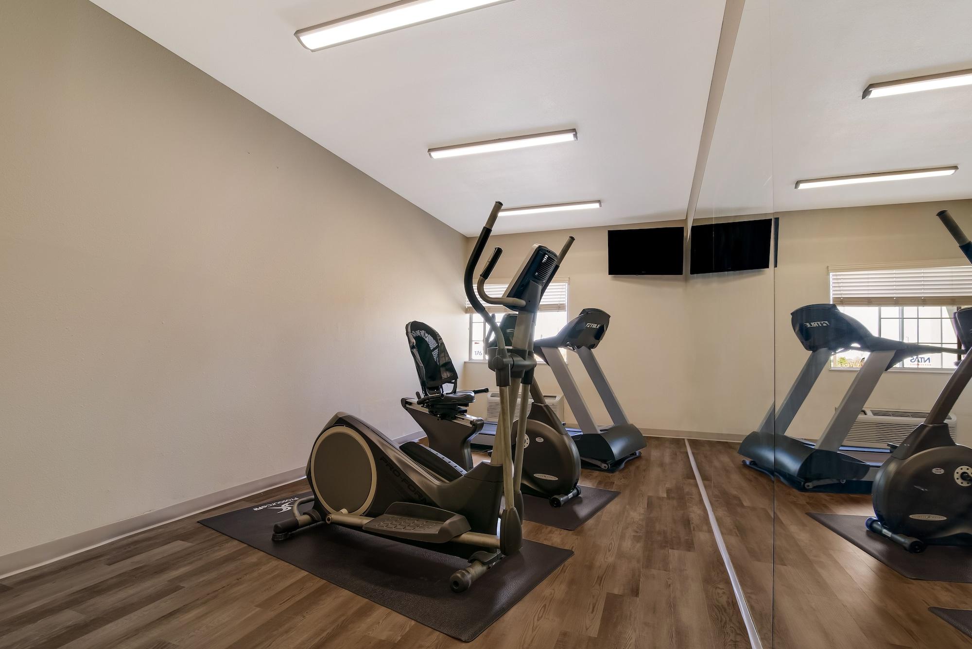 Gimnasio SureStay Plus Hotel by Best Western Topeka Northwest