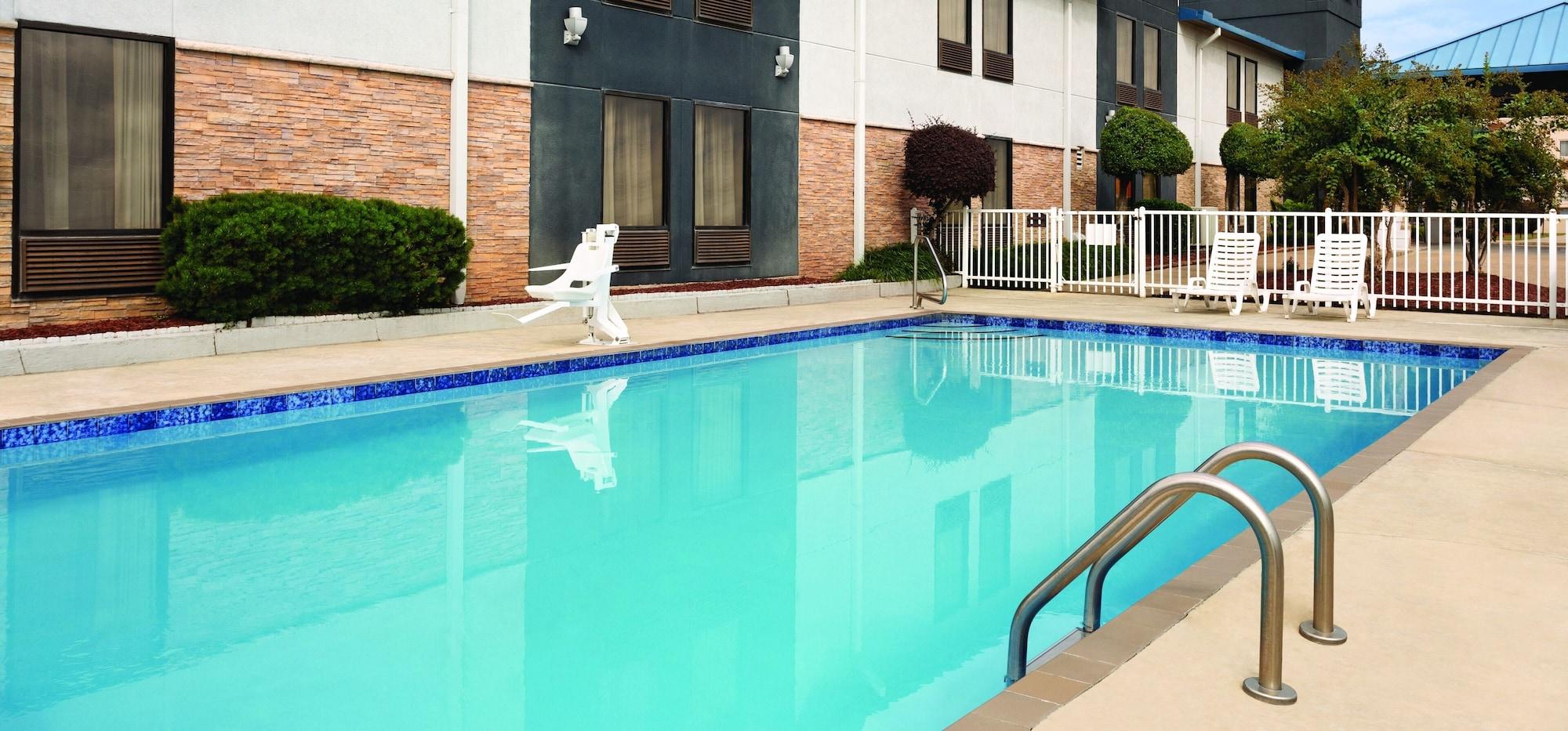 Vista Piscina HomeTown Hotel Bryant