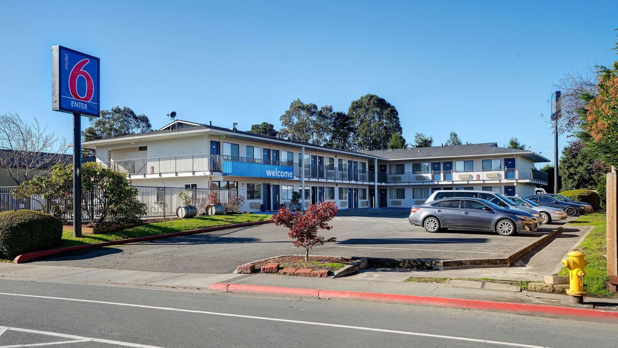 Varios Motel 6 Arcata, CA - Cal Poly Humboldt
