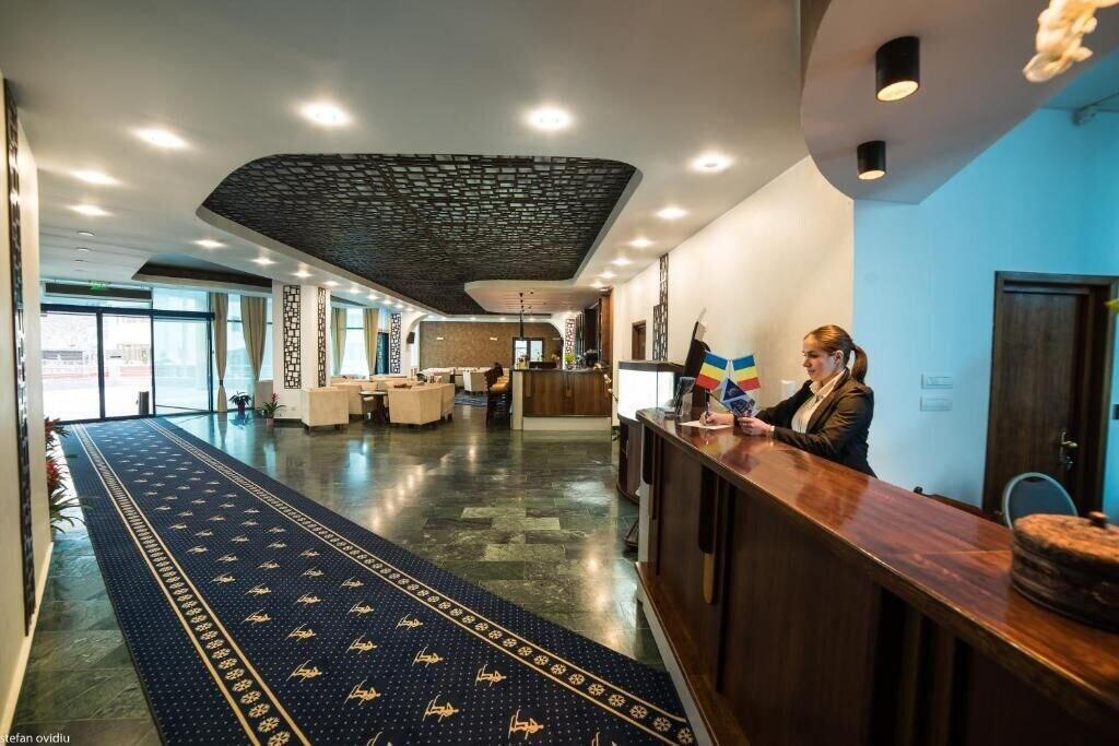 Vista Lobby Hotel Ski & Sky