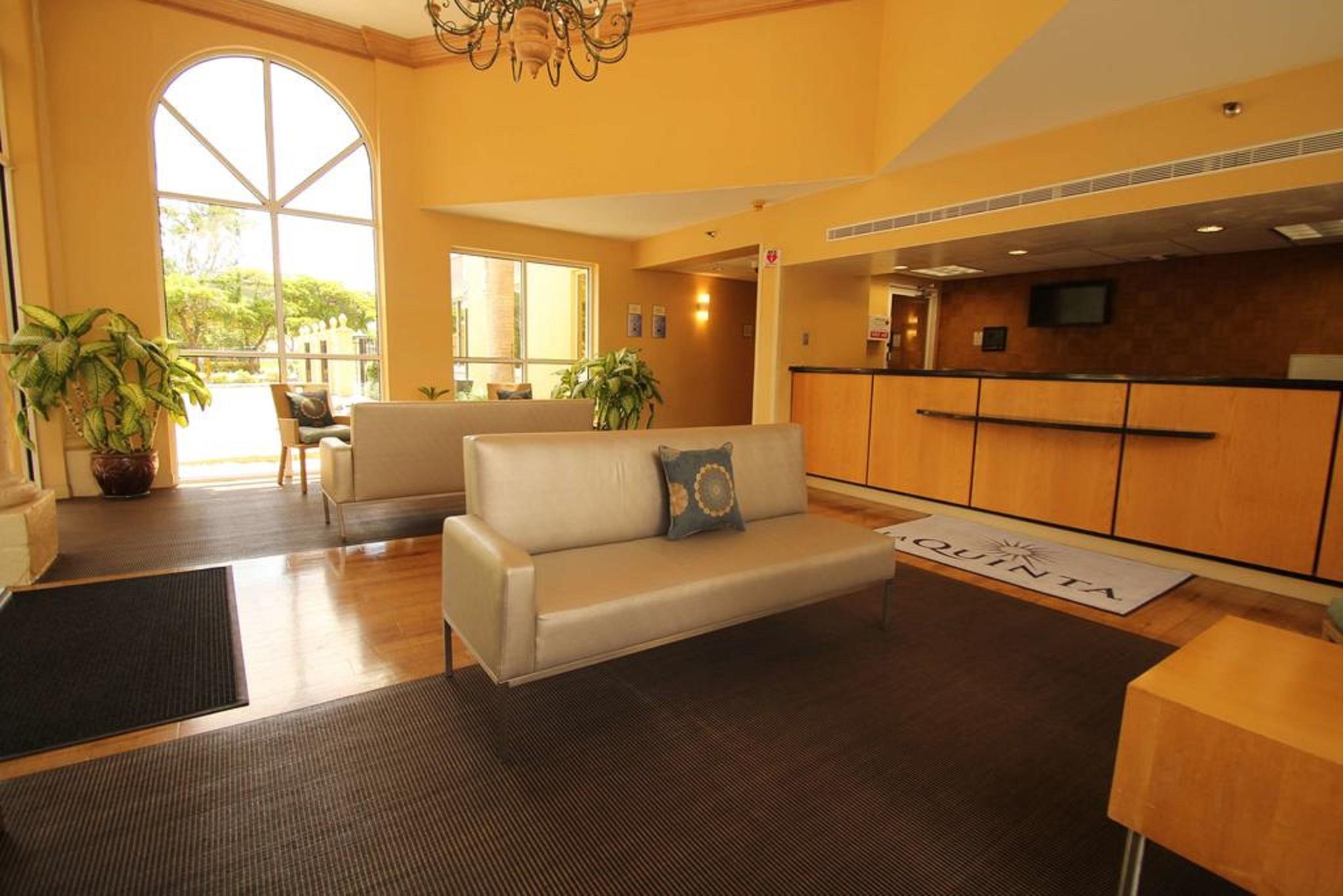 Vista Lobby La Quinta Inn & Suites by Wyndham West Palm Beach Airport