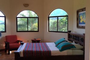 Renta Vacacional - A Jungle Villa, 5-8 BR, full staff, Toucans, Mountains and Emerald Canyon access
