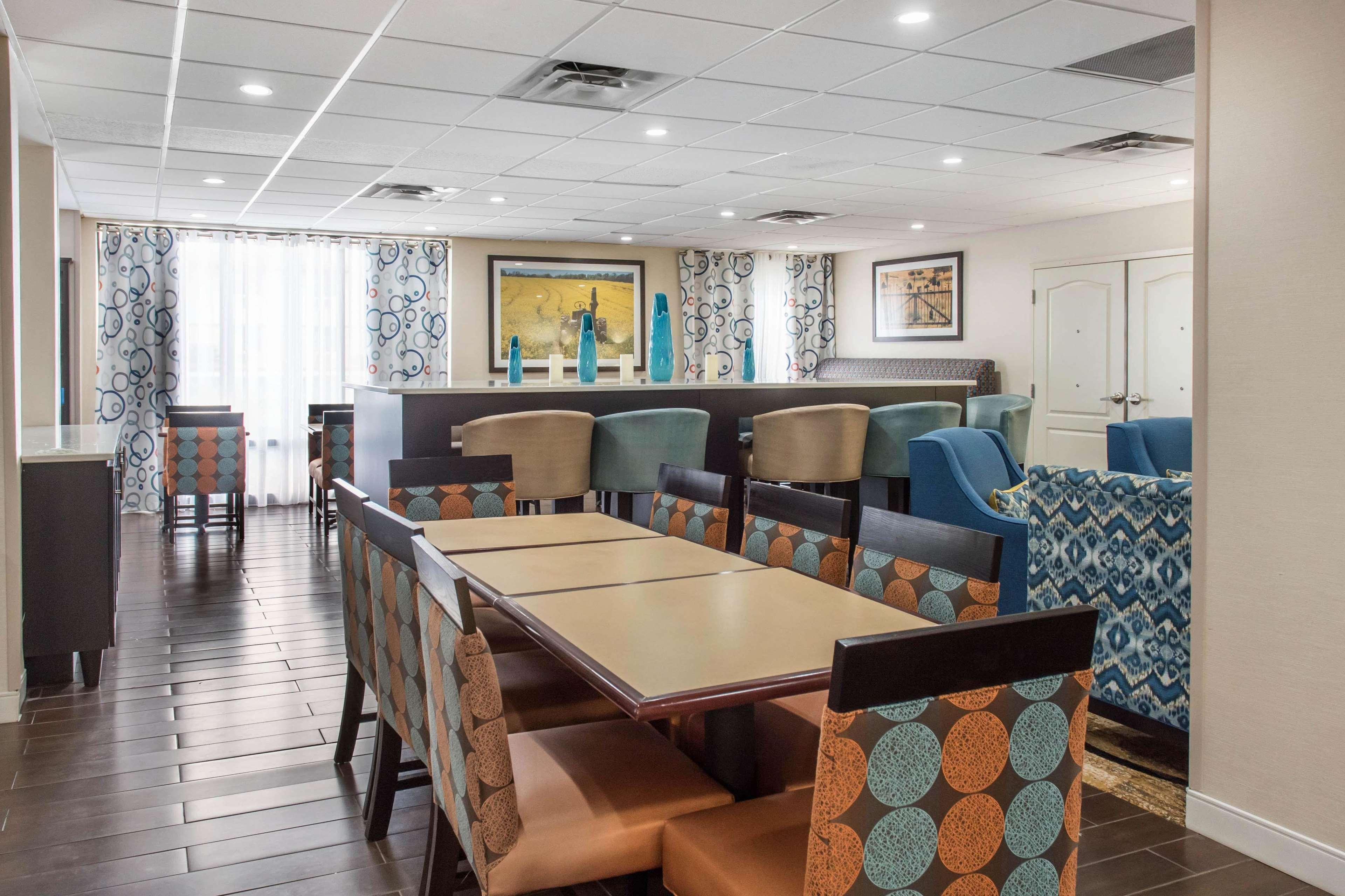 Vista Lobby Hampton Inn Douglas