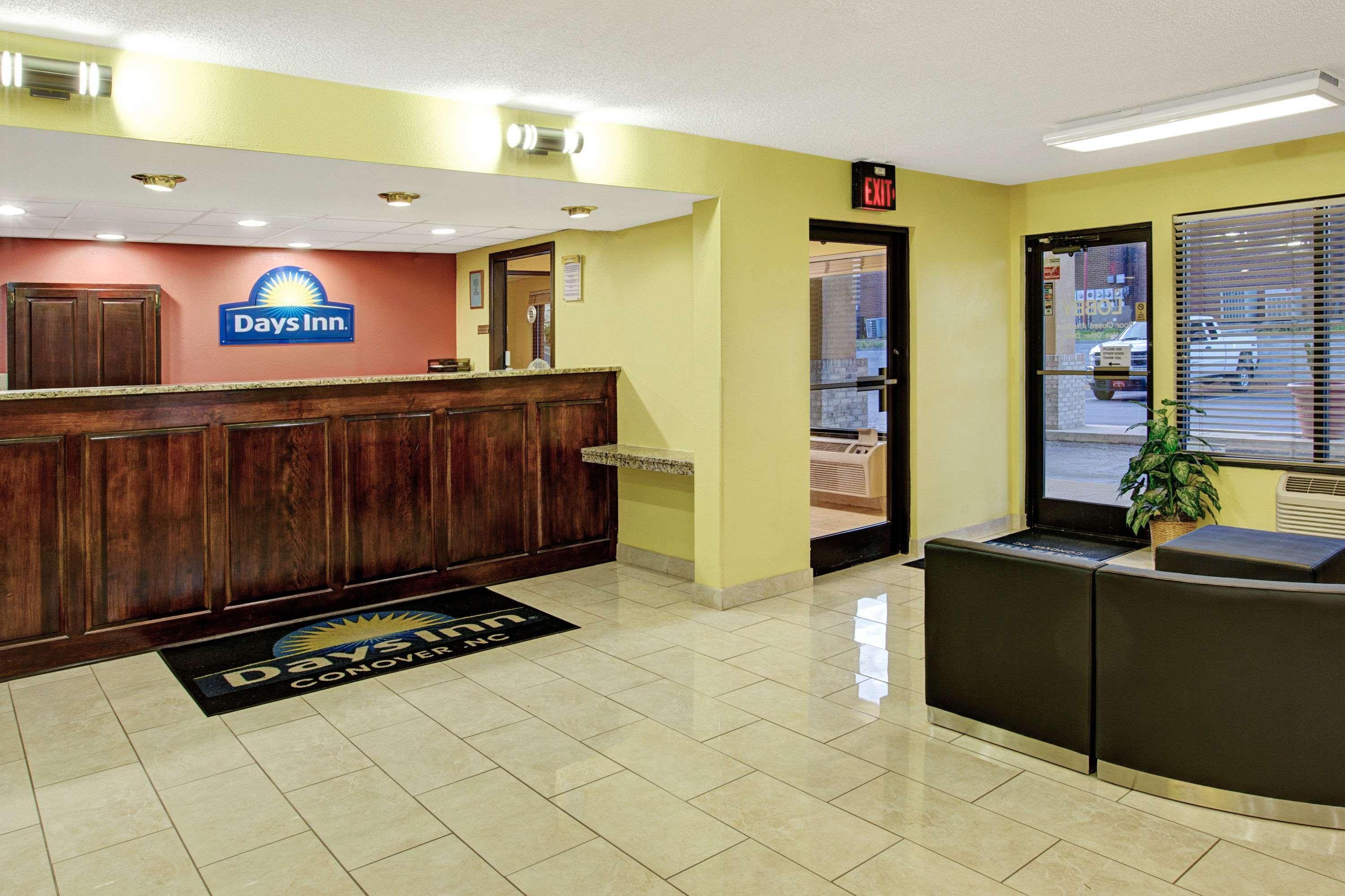 Vista Lobby Days Inn by Wyndham Conover-Hickory