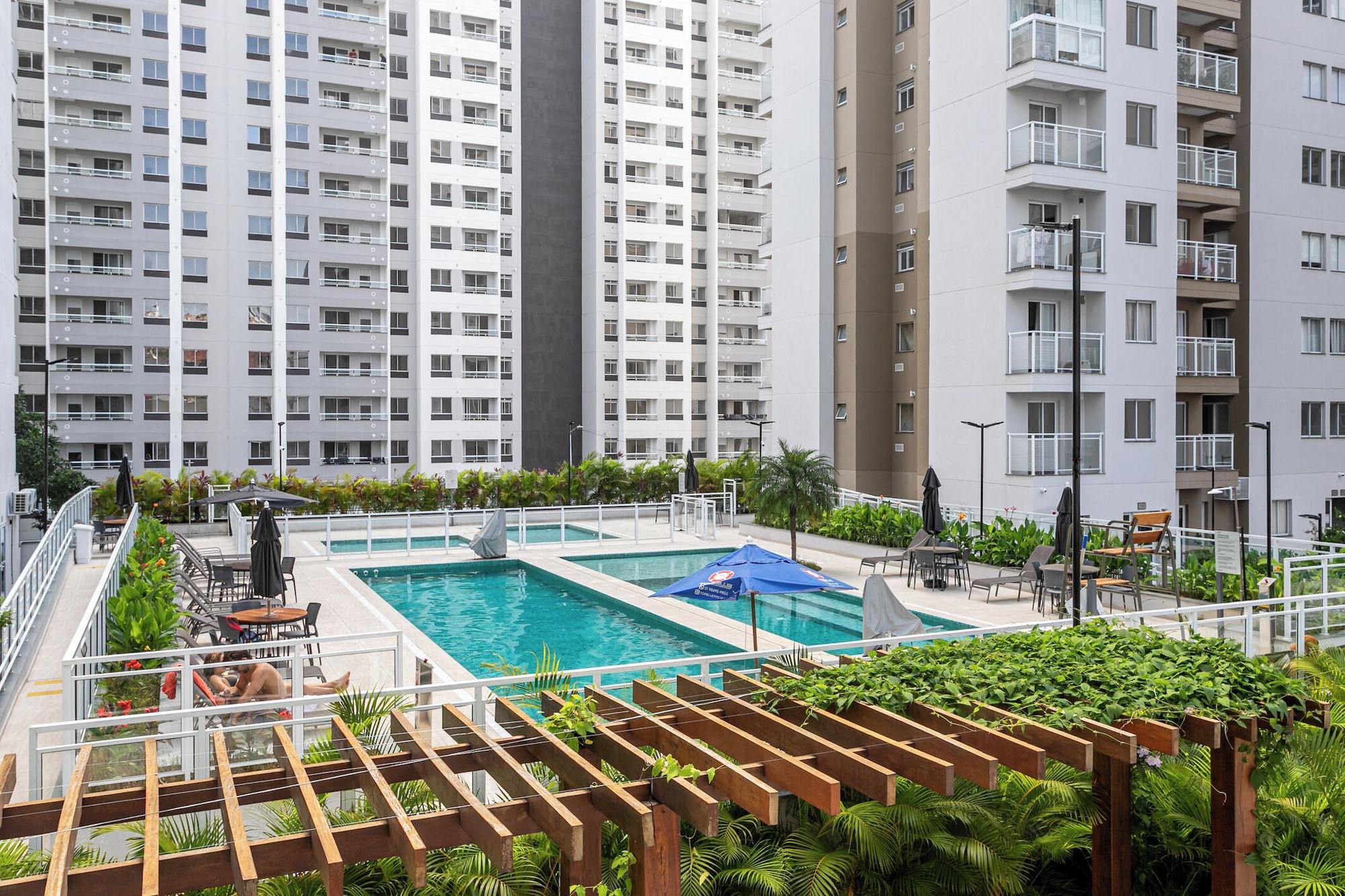 Vista Exterior Moderno com AC piscina e academia