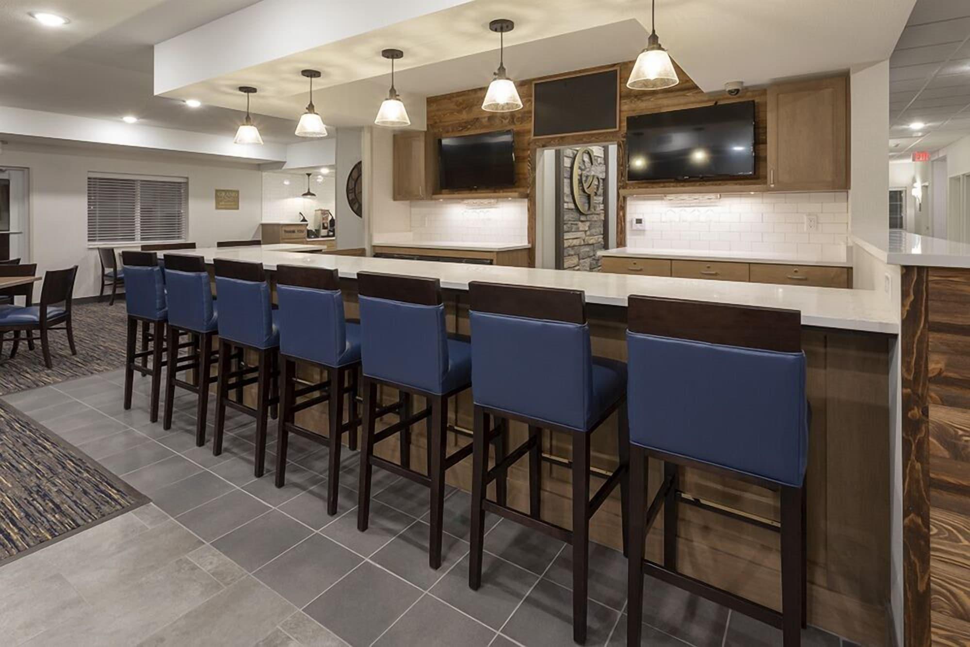 Bar/Salón Grandstay Hotel and Suites Milbank