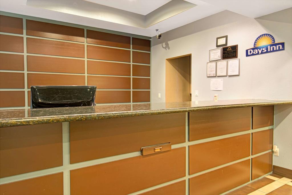 Vista Lobby Days Inn by Wyndham El Paso West
