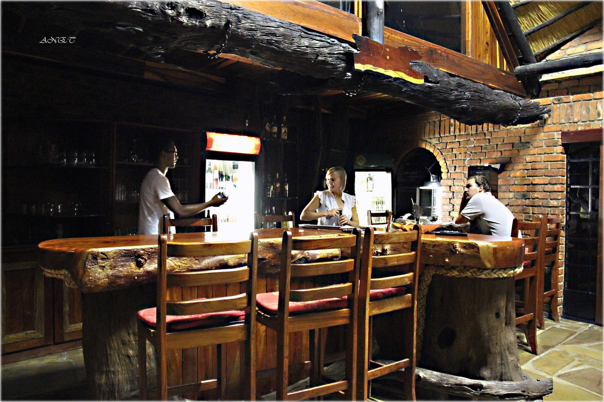 Bar/Salón Fiume Lodge CC, P O Box 20757, Windhoek
