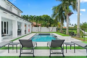 Alquiler Vacacional - Lakefront Luxury Home • Spa_Pool_BBQ • Games & Fun