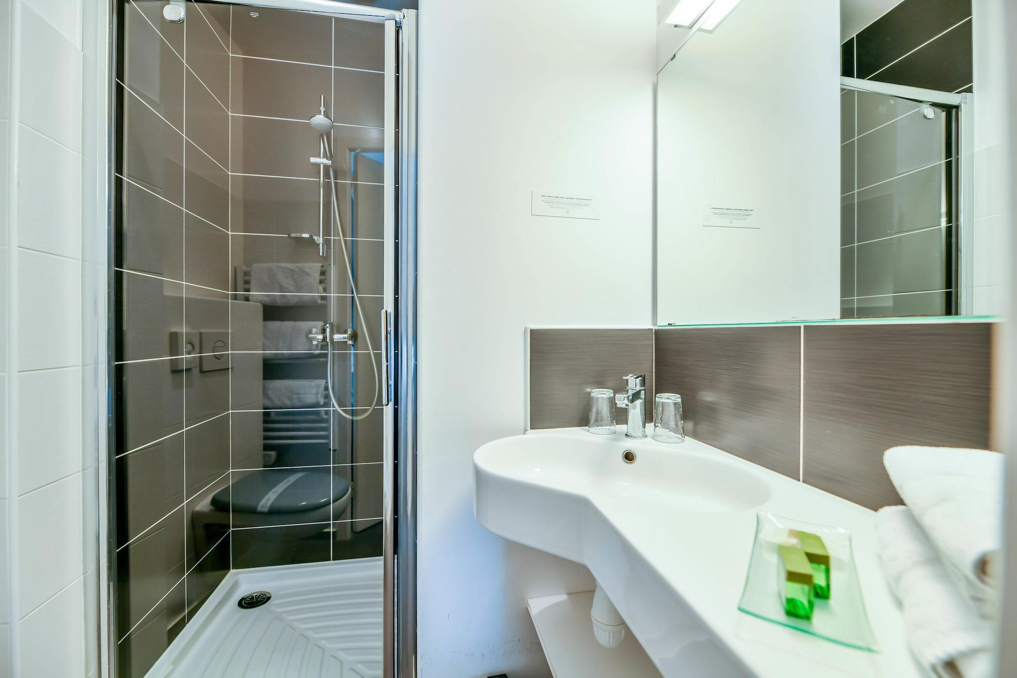 Equipamiento de Habitación Logis Hôtel & Restaurant La Villa Bleue