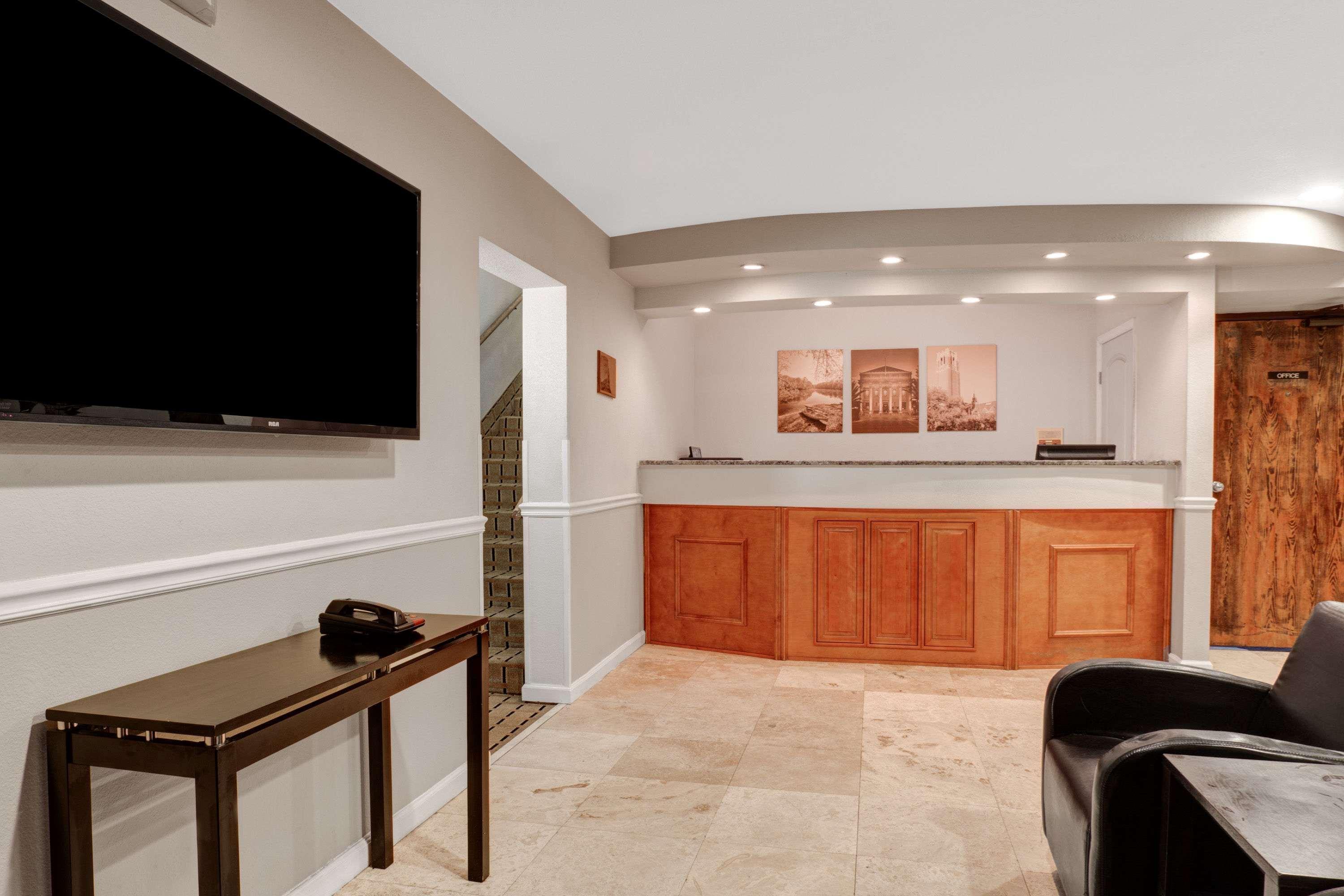 Vista Lobby Super 8 by Wyndham Gainesville I-75 Hospital University Area