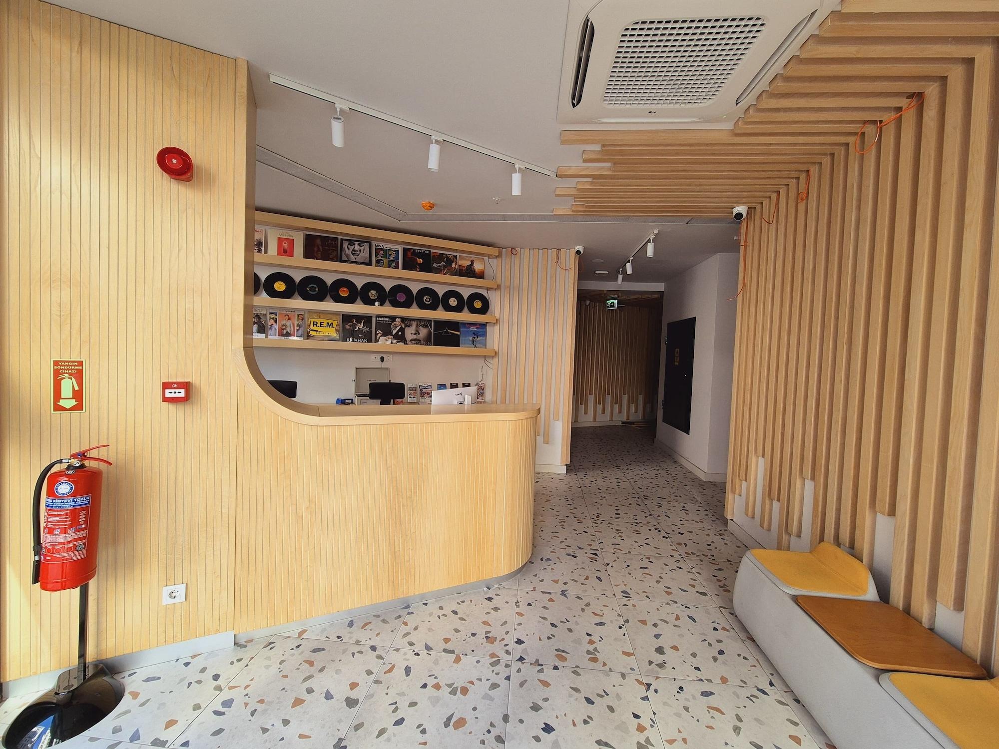 Vista Lobby Bird Nest Suite