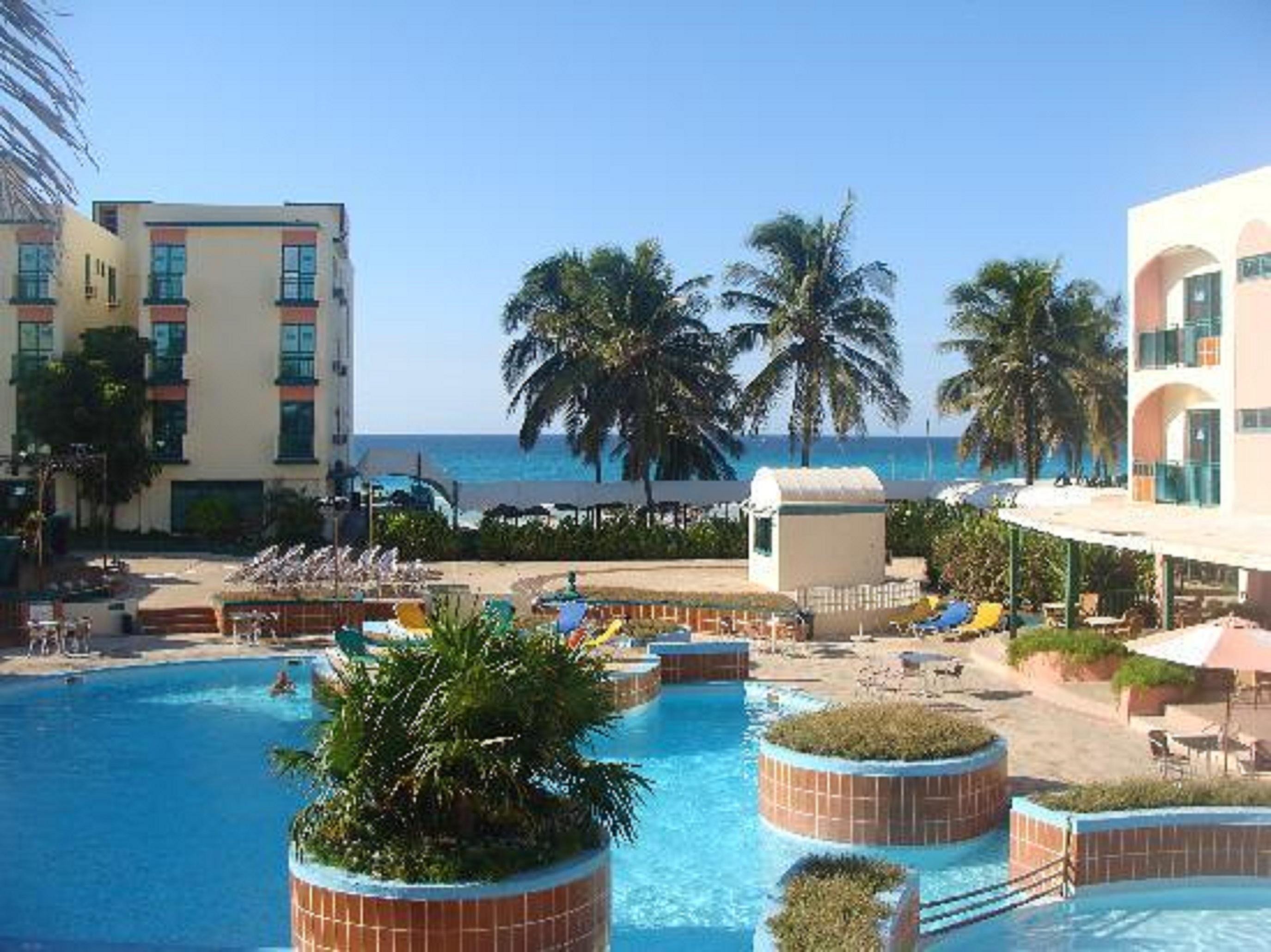 Vista da piscina Hotel Delfines