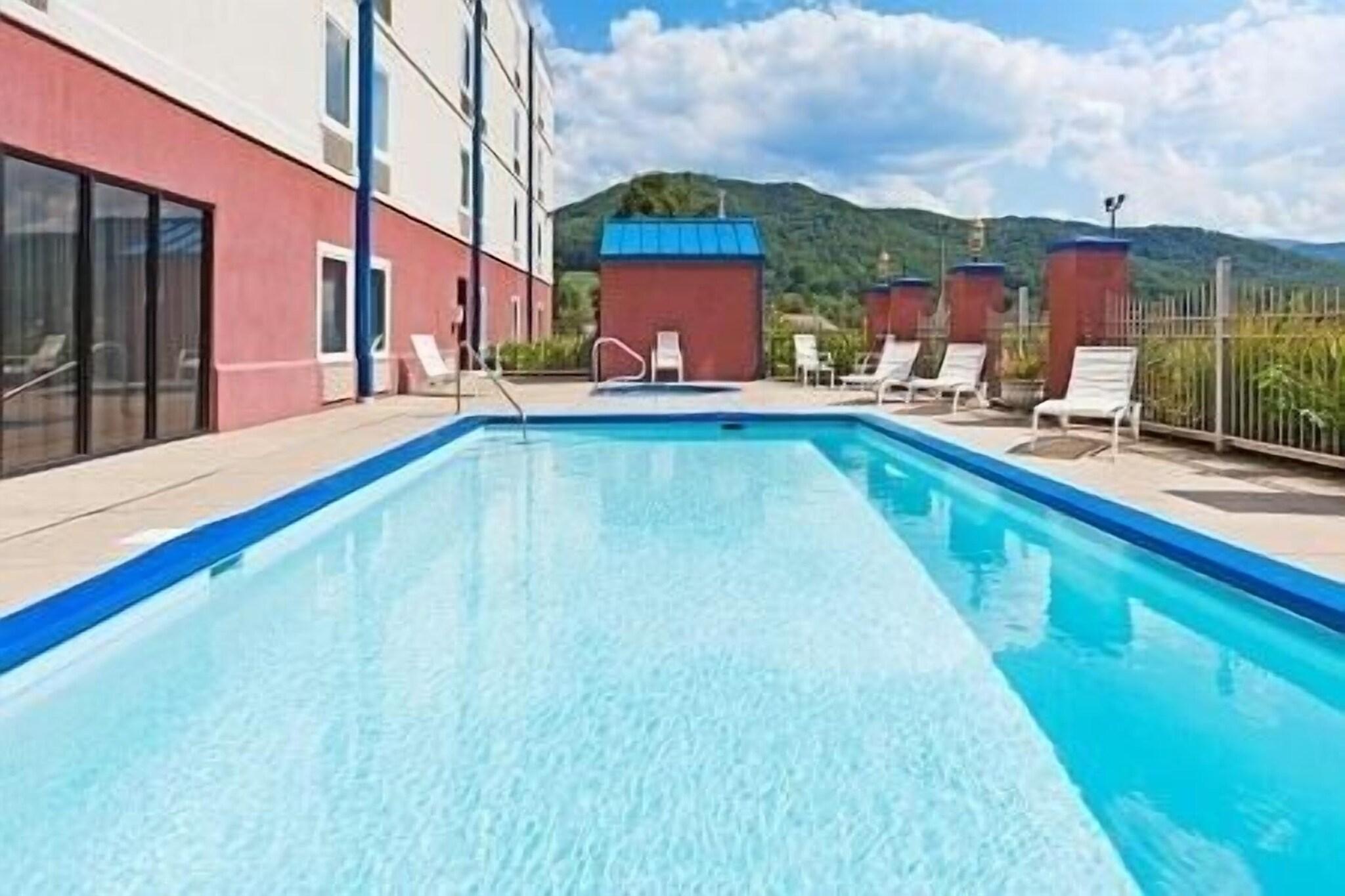 Vista Piscina Mountain Inn & Suites