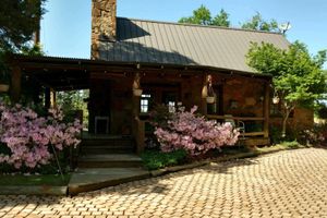 Alquiler Vacacional - A rustic stone cottage on an estate close to the Texas State Railroad.