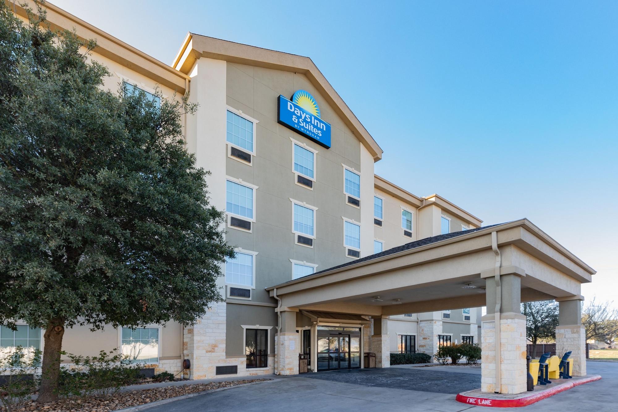 Vista Exterior Days Inn & Suites by Wyndham San Antonio near Frost Bank Center