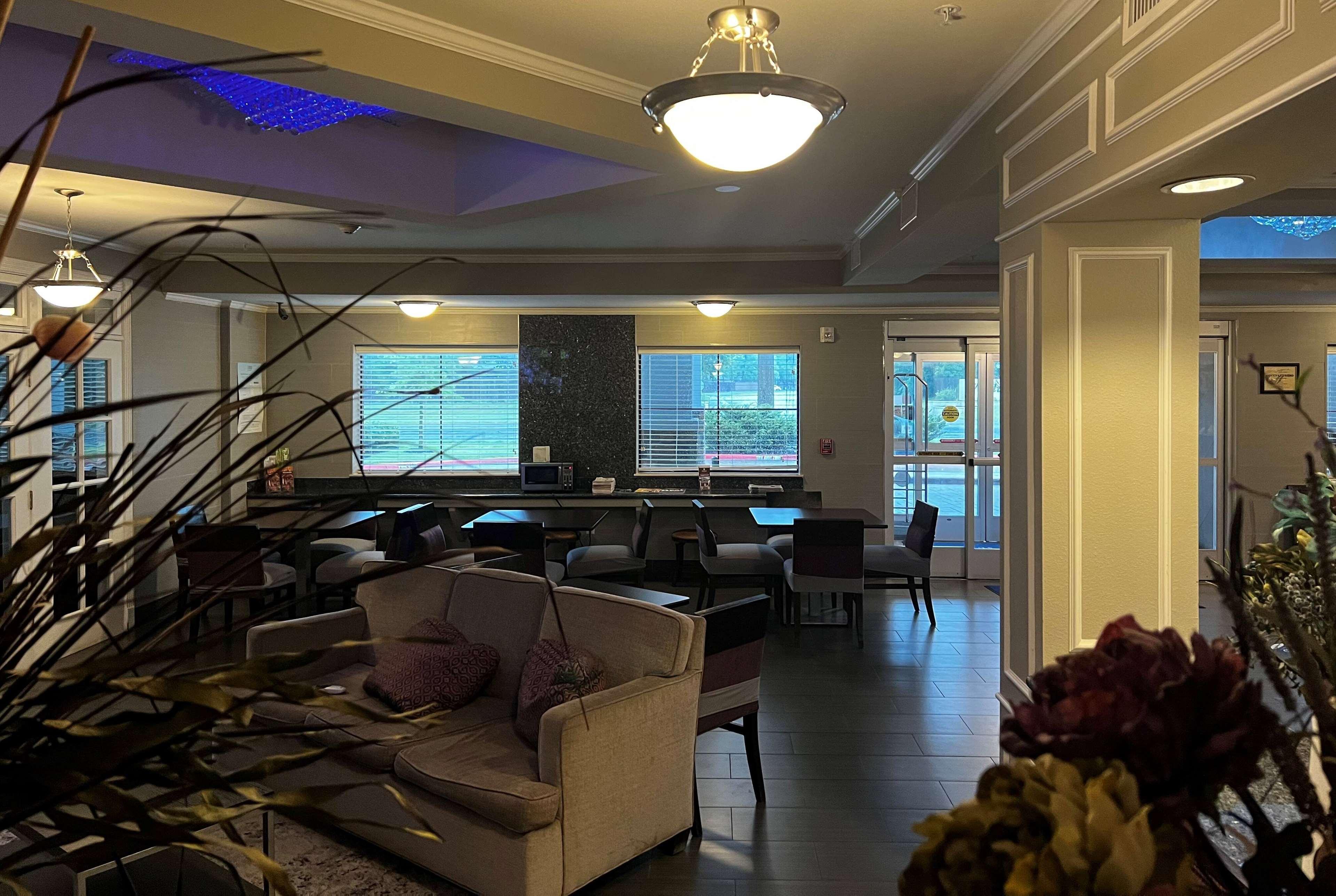 Vista Lobby Baymont by Wyndham College Station