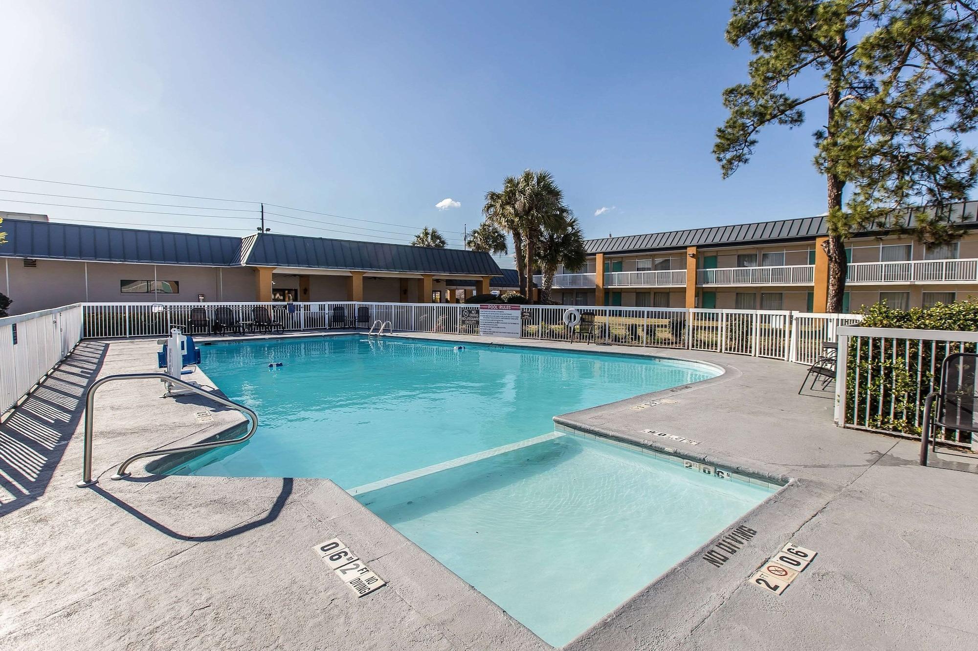 Vista Piscina Econo Lodge Thomasville