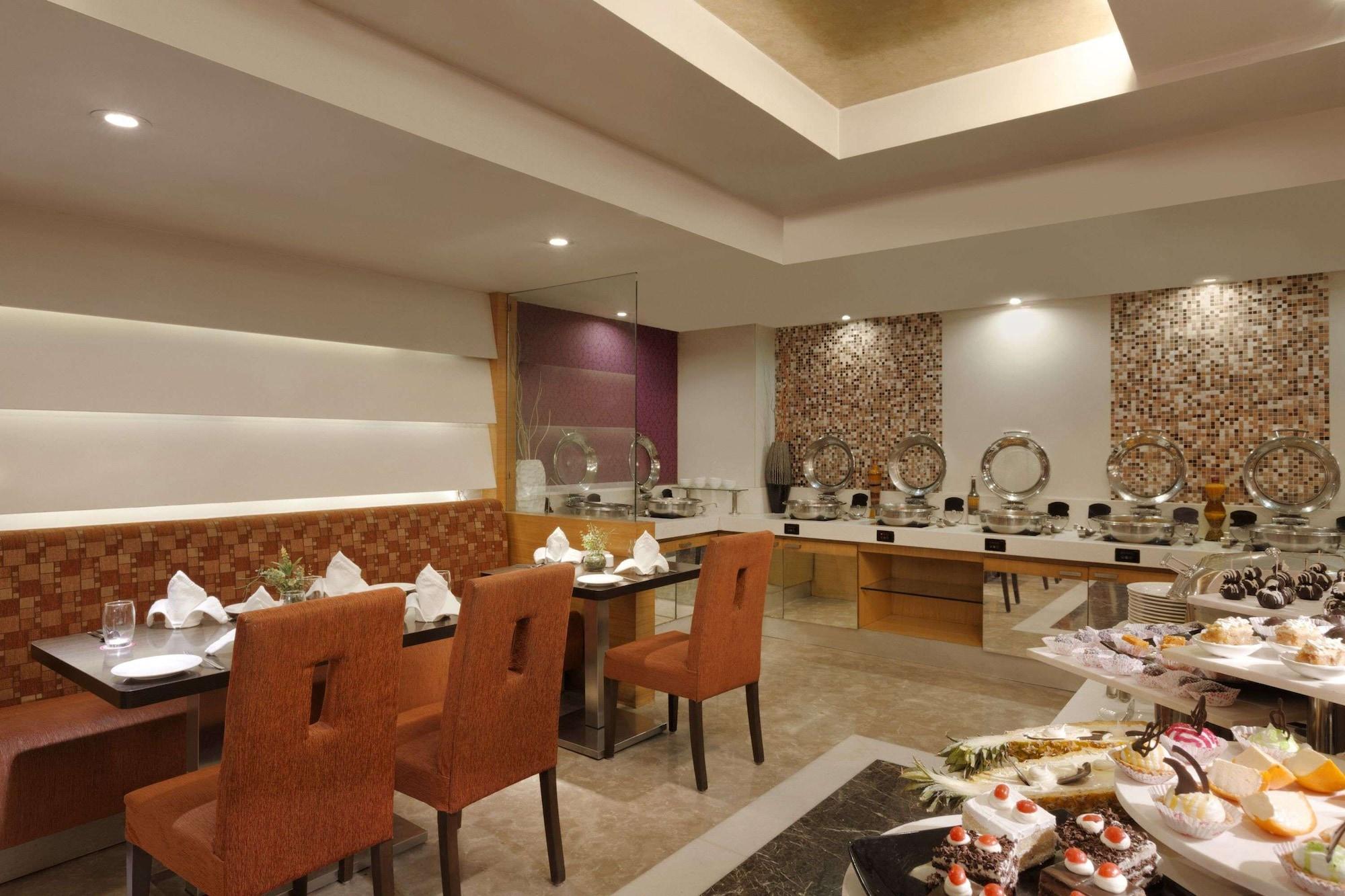 Restaurant Ramada by Wyndham Ahmedabad