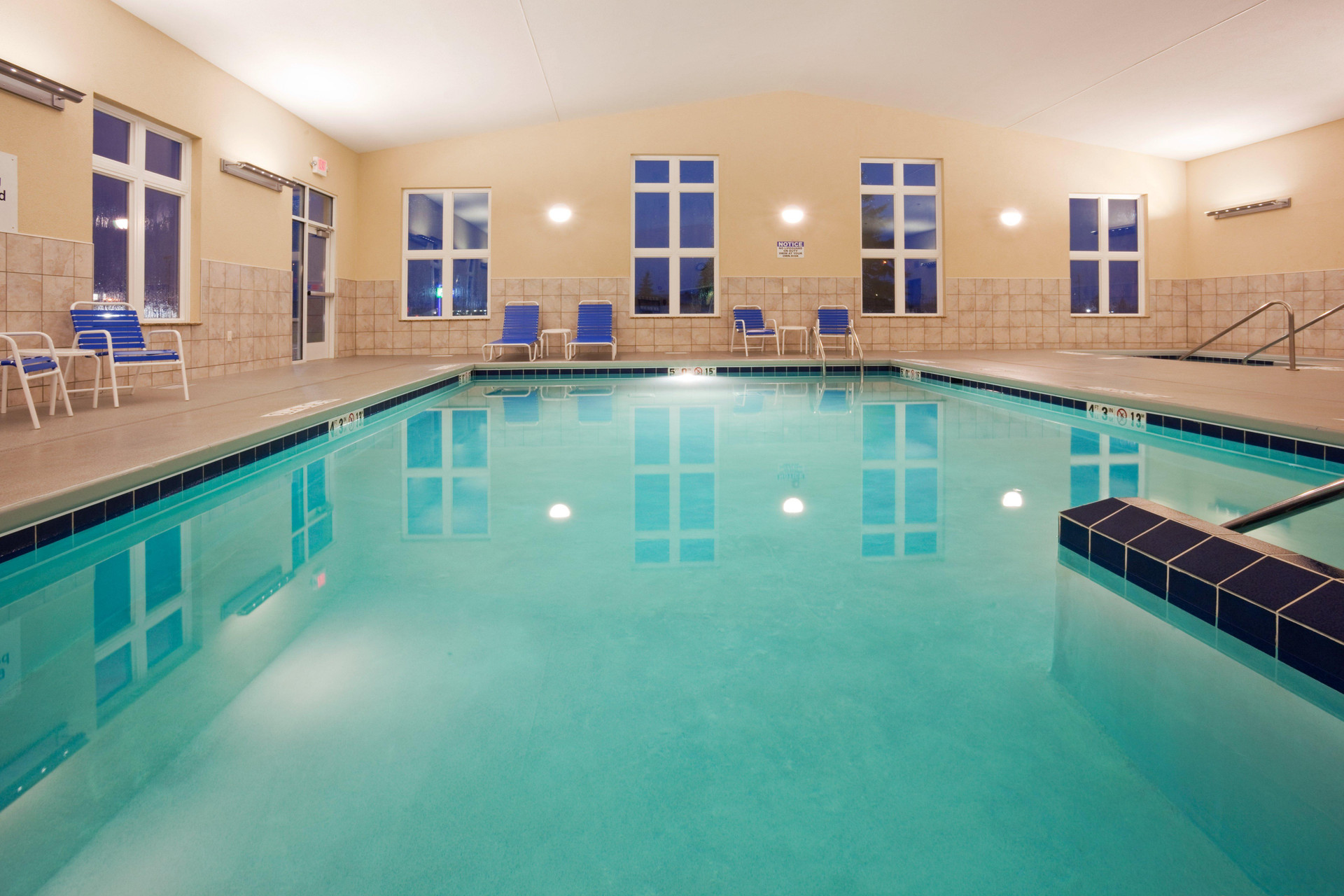 Vista Piscina Holiday Inn Express & Suites Antigo