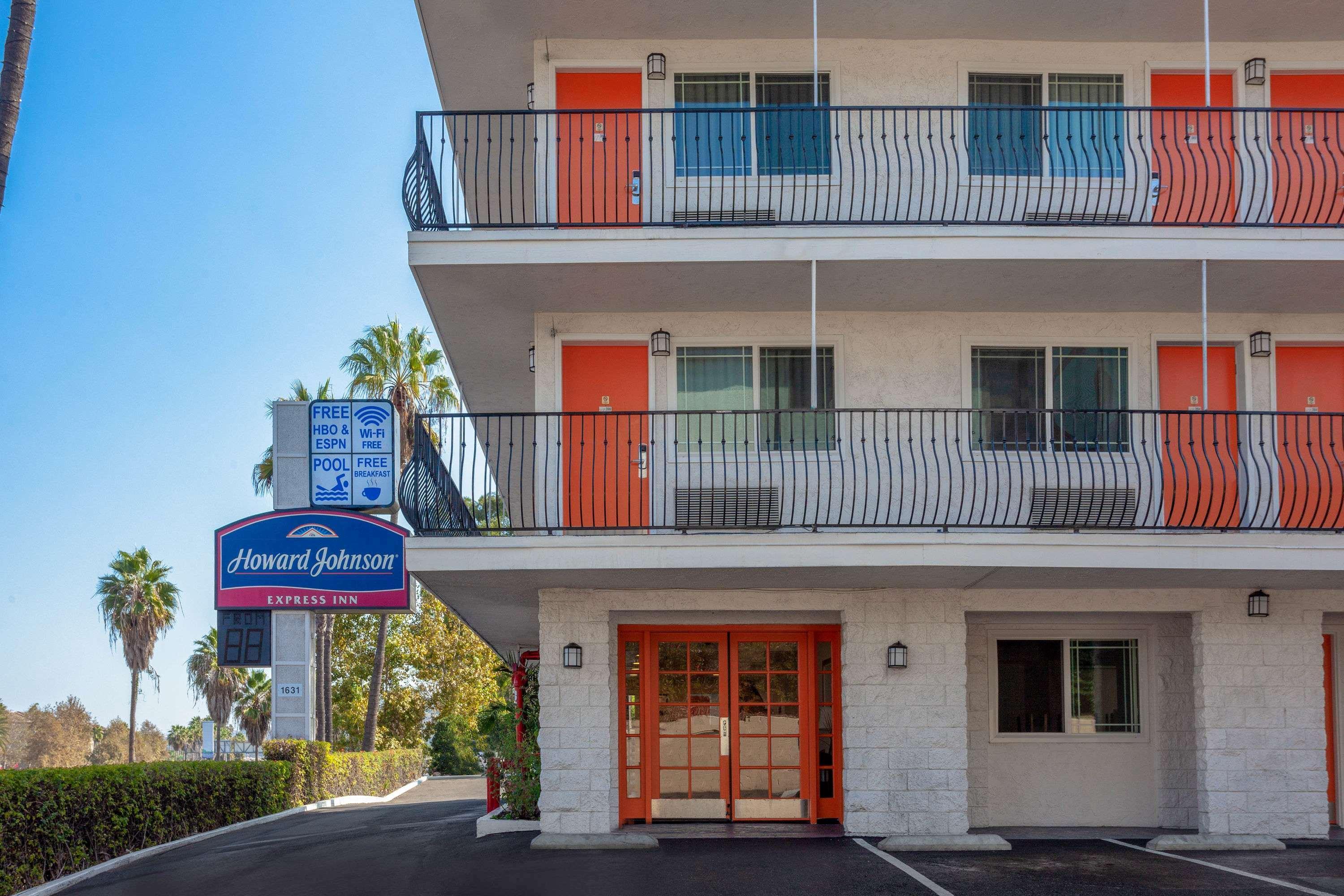 Vista Exterior Howard Johnson by Wyndham San Diego Hotel Circle