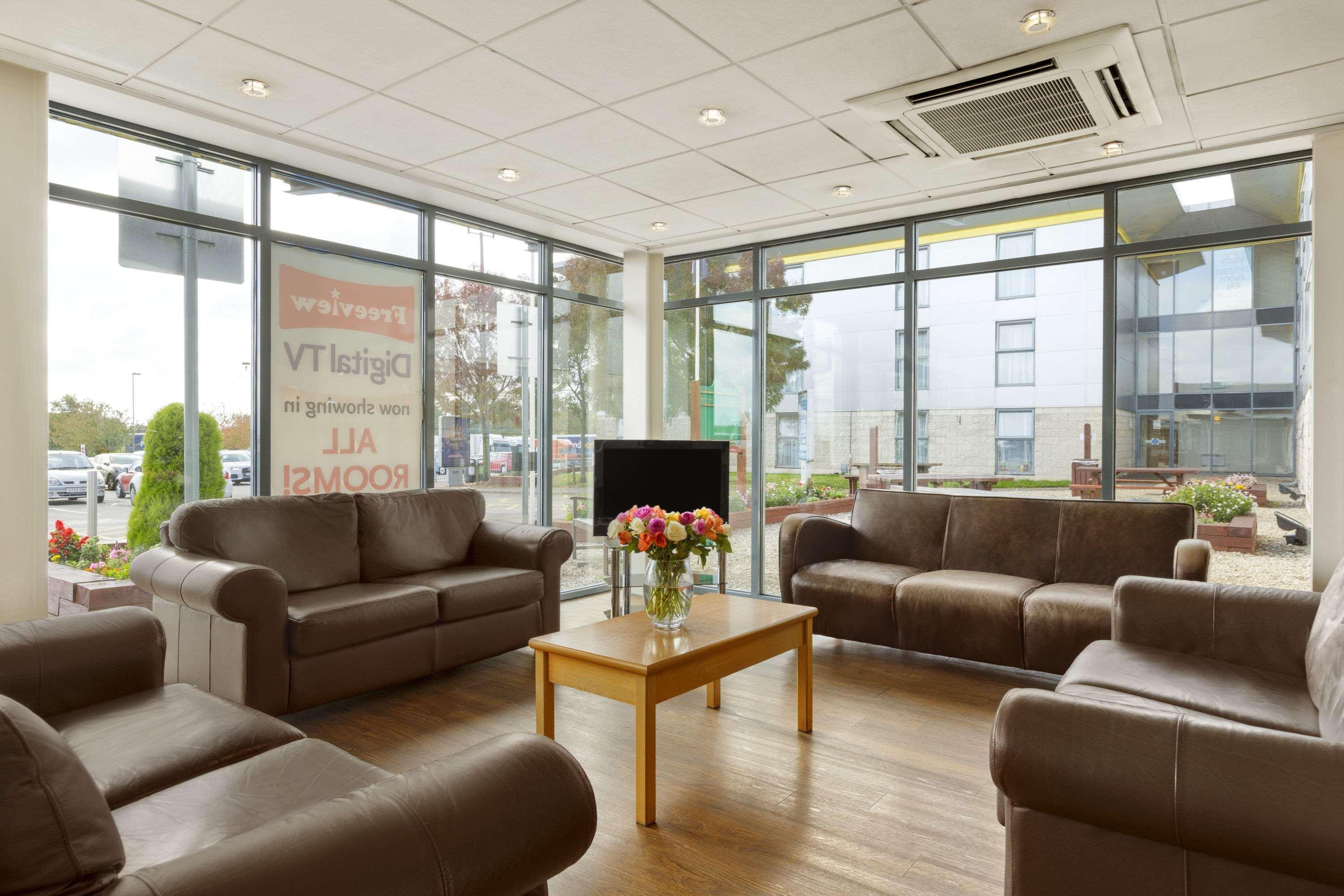 Vista Lobby Days Inn by Wyndham Leicester Forest East M1