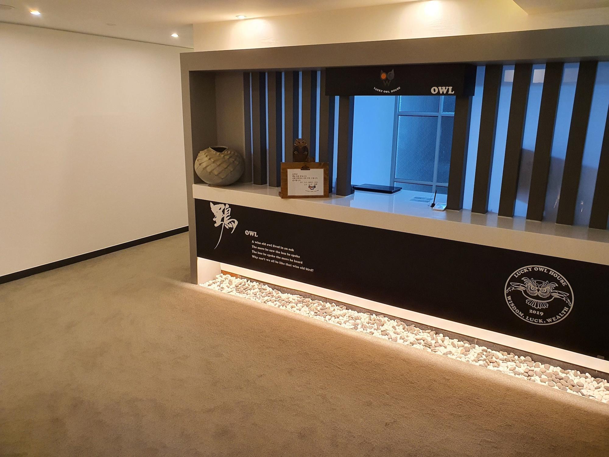 Vista Lobby Owl Hotel