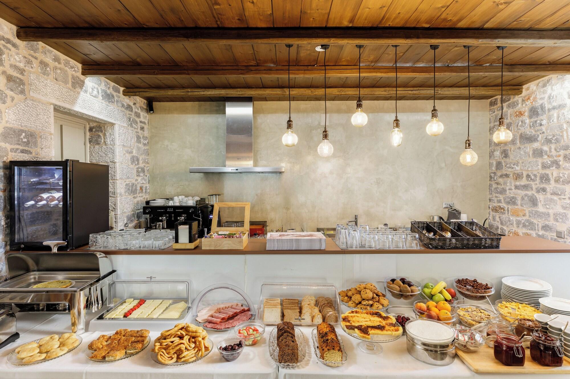 Restaurant Trapela Limeni Luxury Suites