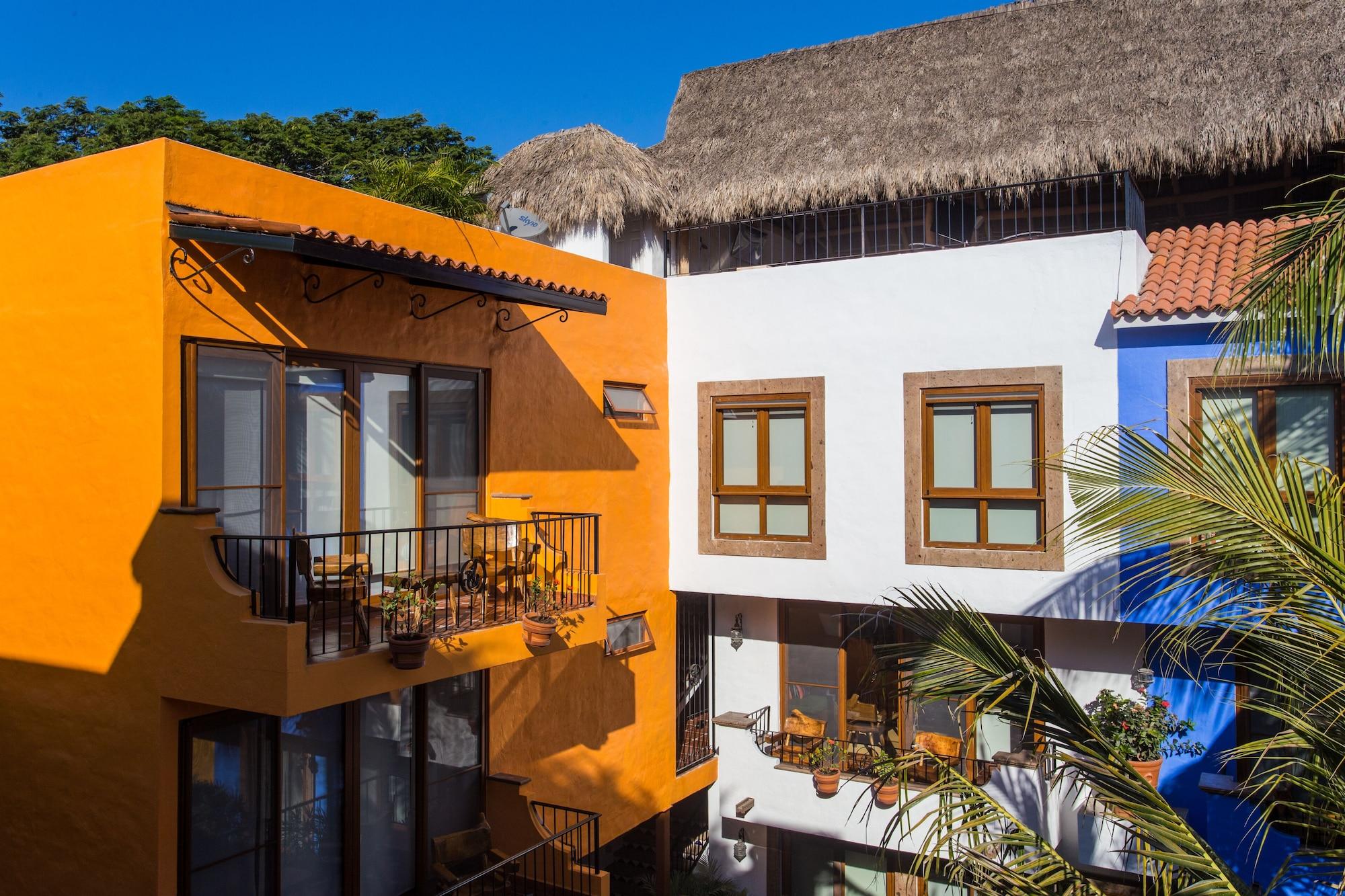 Vista Exterior Casa Lotería -Pueblito Sayulita- Colorful, Family and Relax Experience with Private Parking and Pool