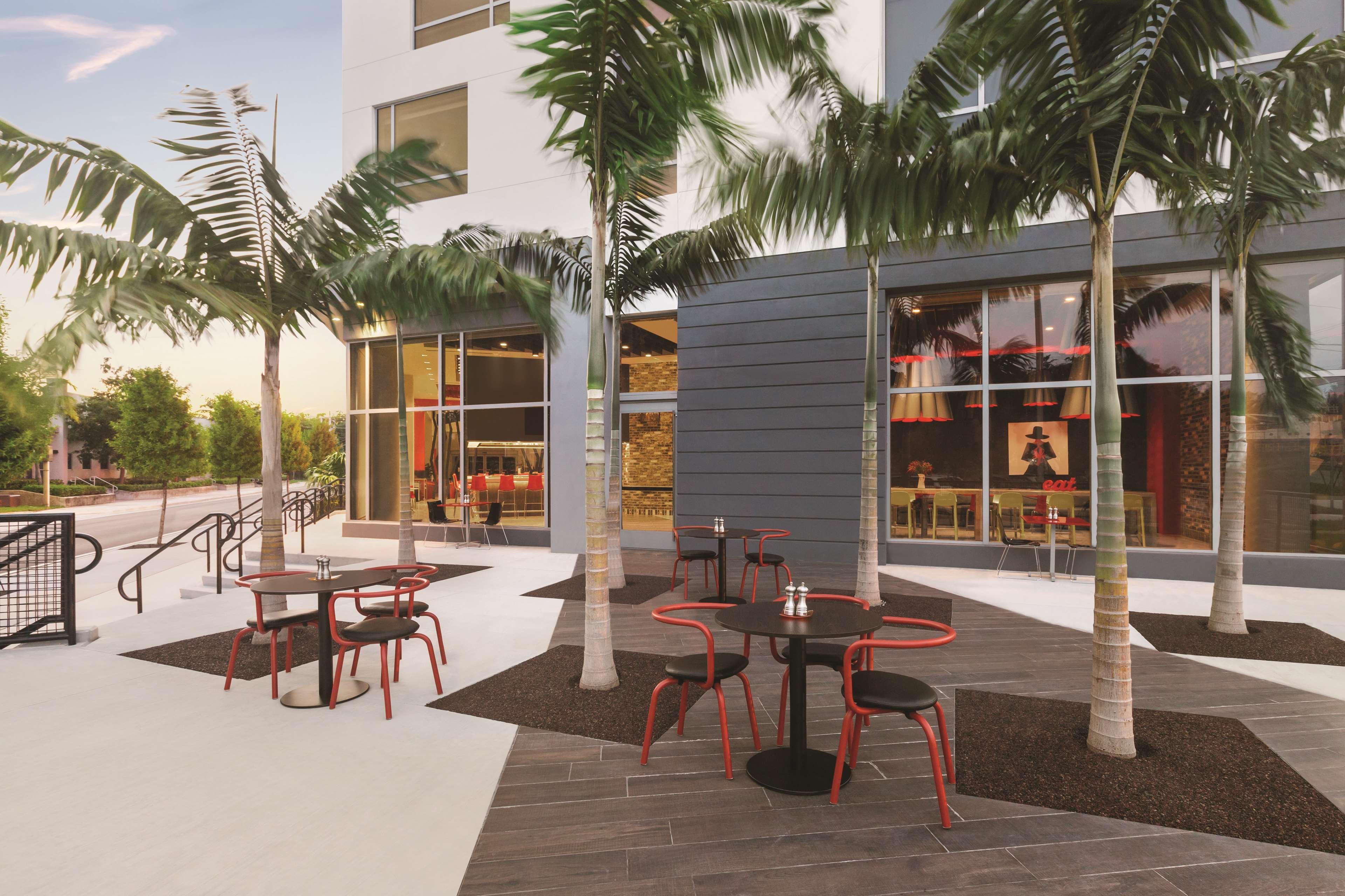 Restaurant Radisson RED Miami Airport