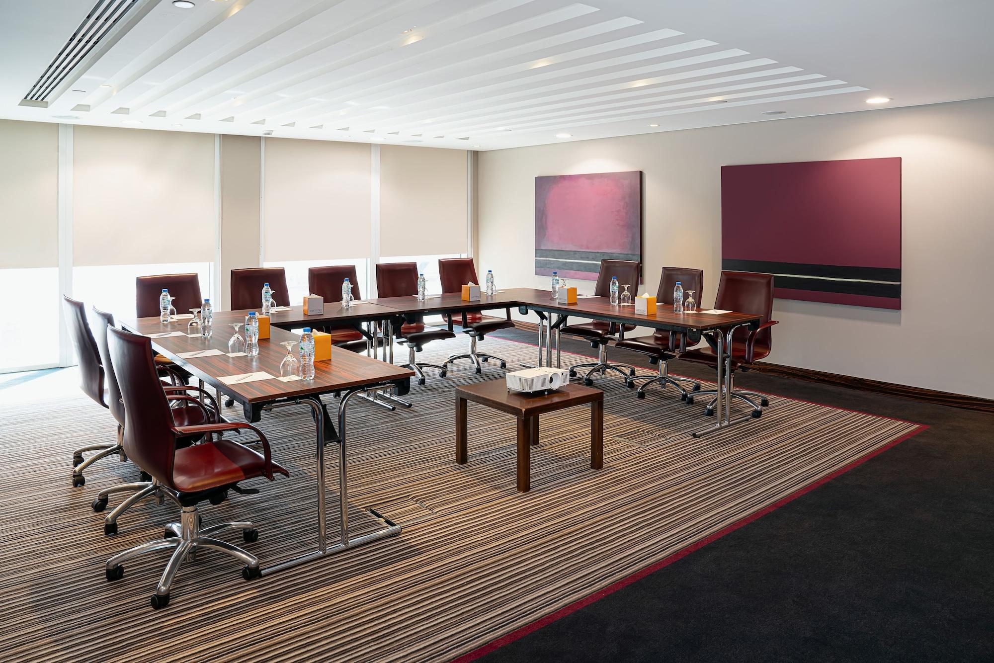 Sala de Reuniones Centro Al Manhal by Rotana