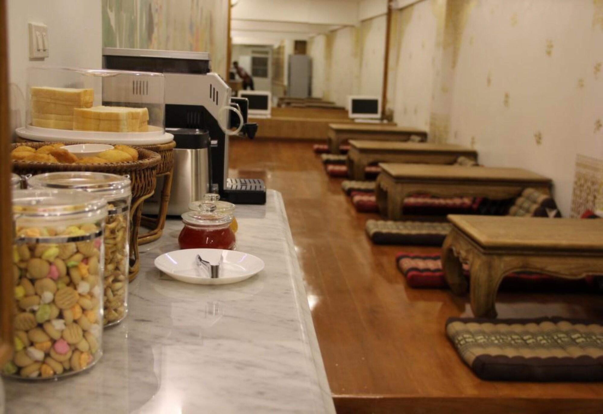 Restaurant Mariya Lady Hostel At Suvarnabhumi Airport - Female Only
