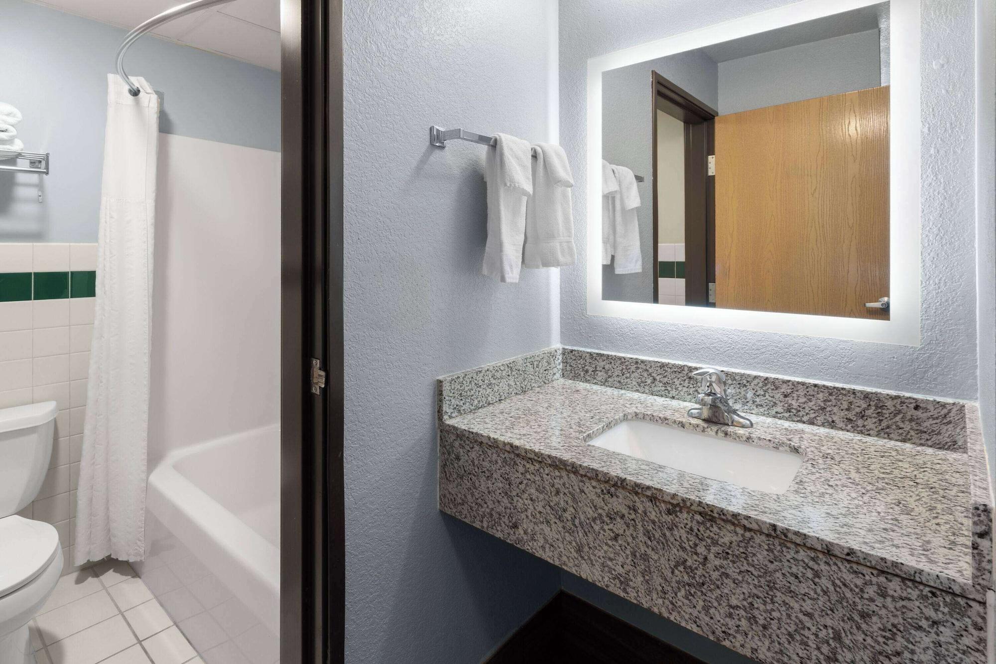 Equipamiento de Habitación AmericInn by Wyndham Oscoda Near AuSable River