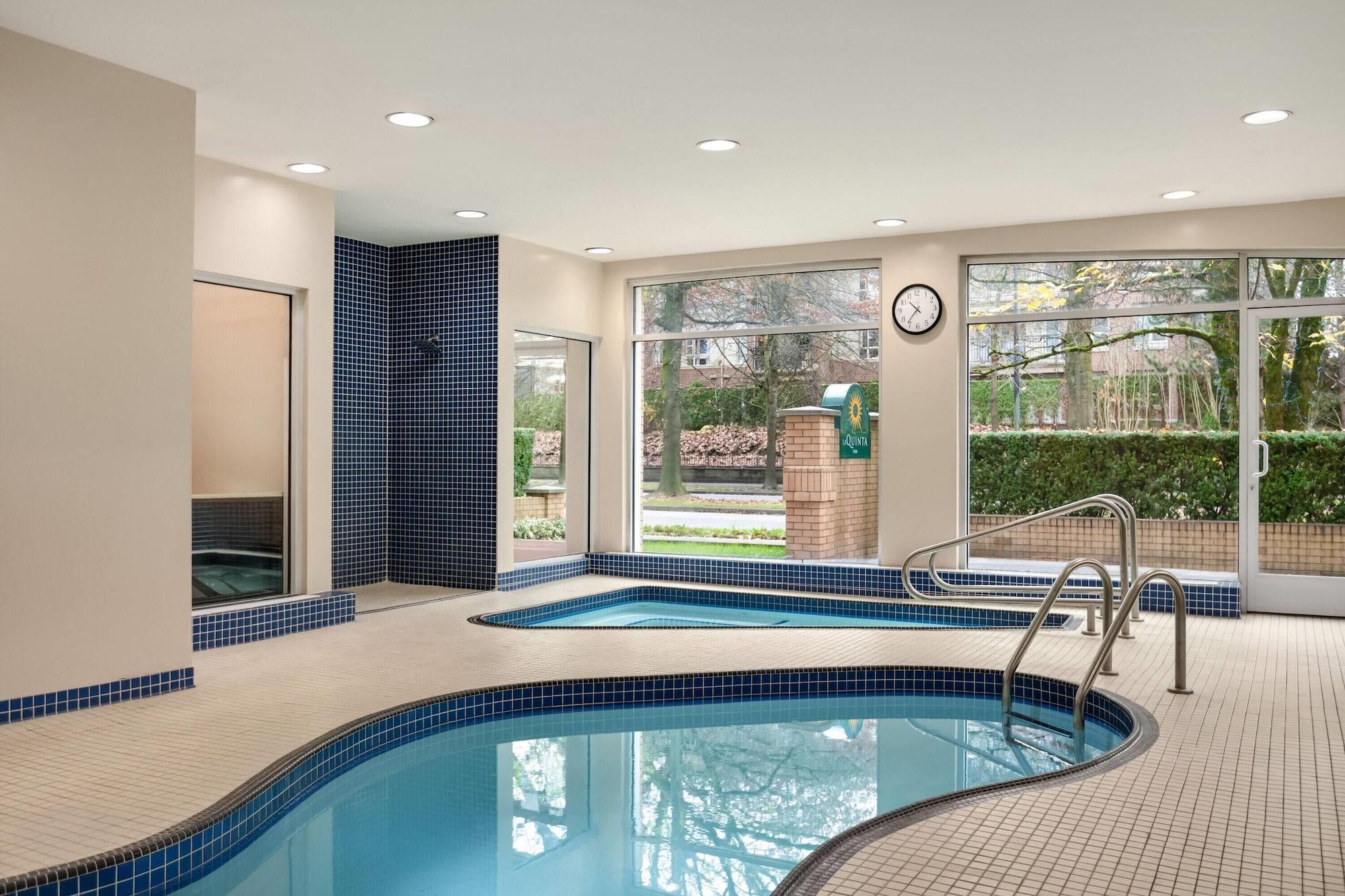 Vista Piscina La Quinta Inn by Wyndham Vancouver Airport