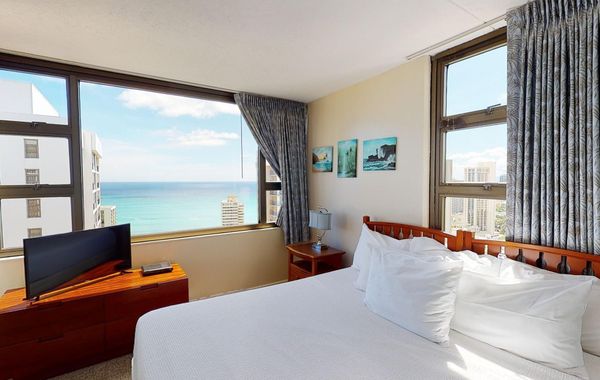 36th Floor Deluxe Ocean View Condo with Free Parking & Wifi