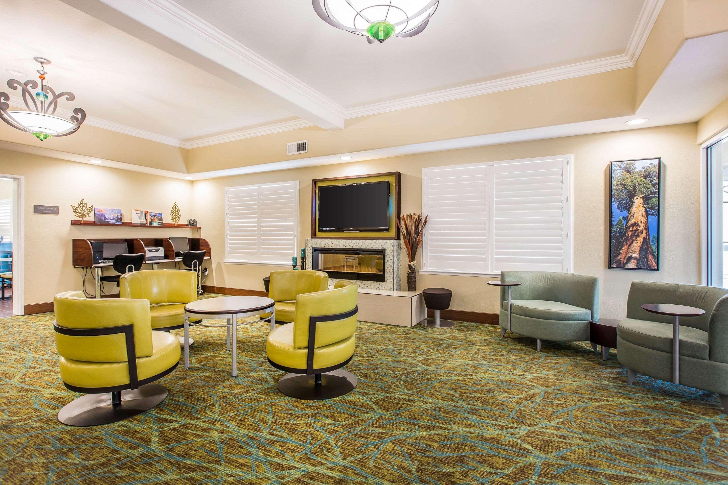 Vista Lobby Comfort Suites Fresno River Park